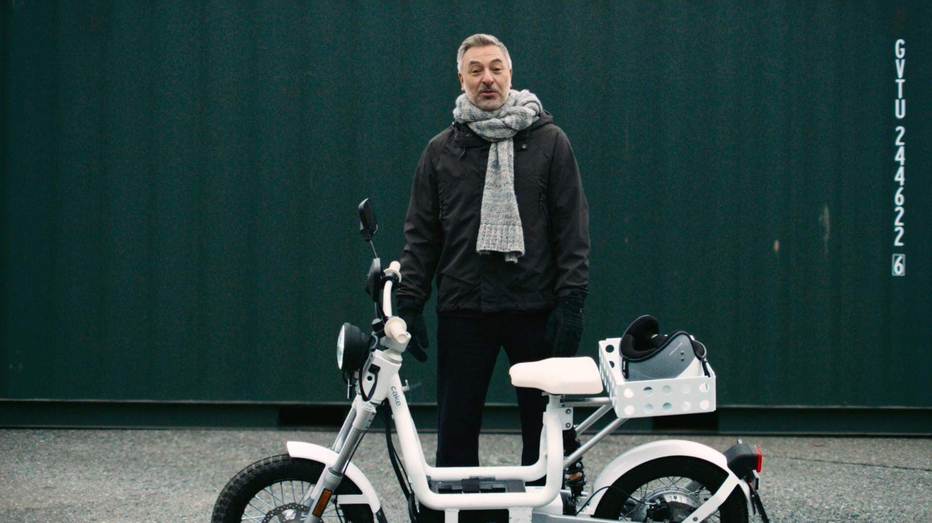 Tareq Taylor vid en vuit moped