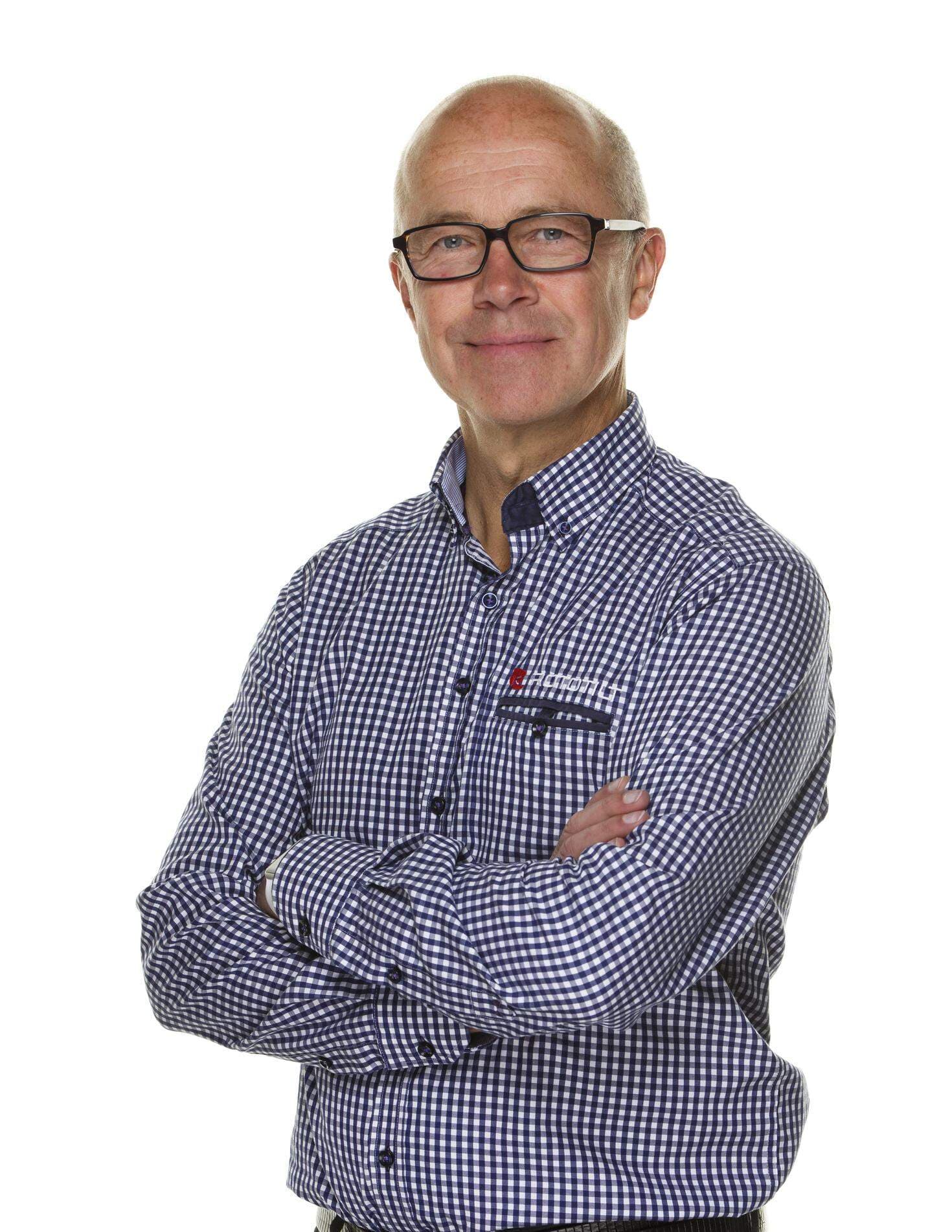 Anders Jonsson har en skjorta och står med armarna i kors