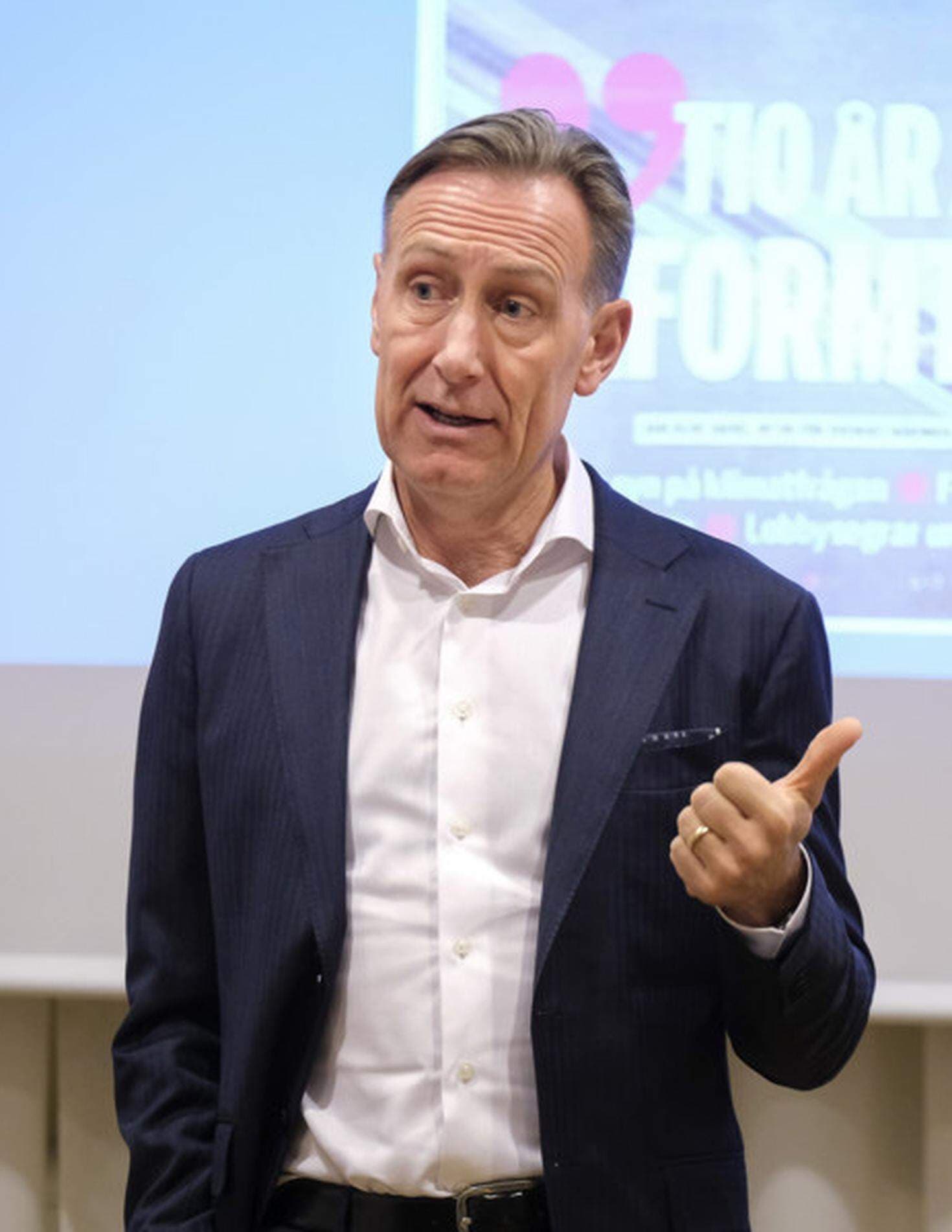 Jan Olof Jacke håller tal.