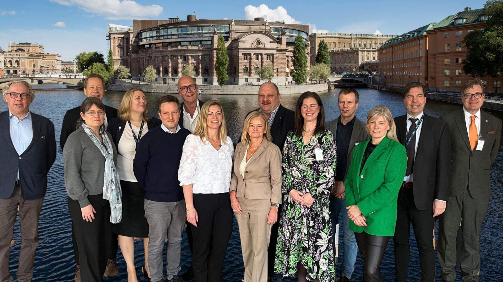 Delar av SME-kommittén och moderater från Skatteutskottet mot bakgrund av riksdagen