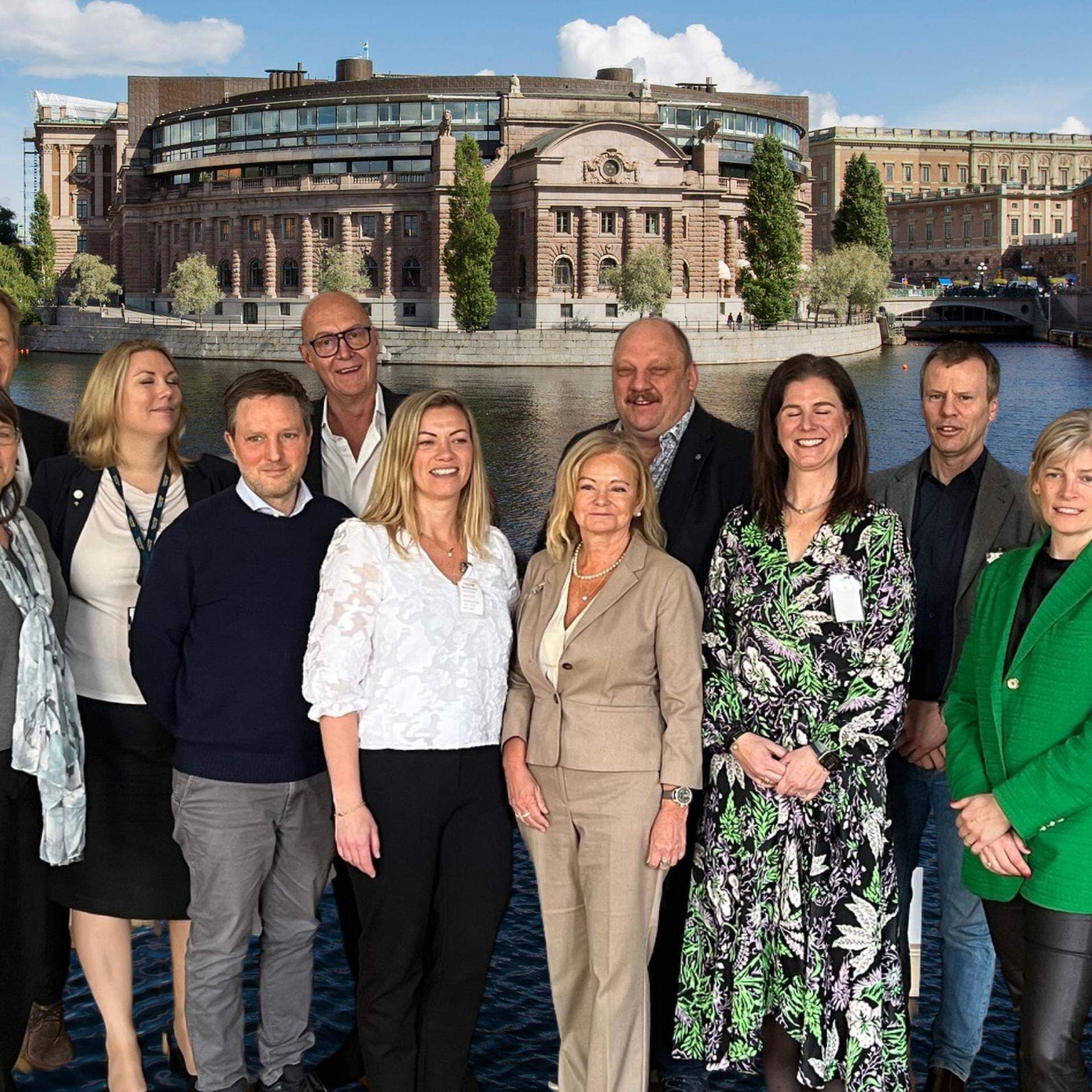 Delar av SME-kommittén och moderater från Skatteutskottet mot bakgrund av riksdagen