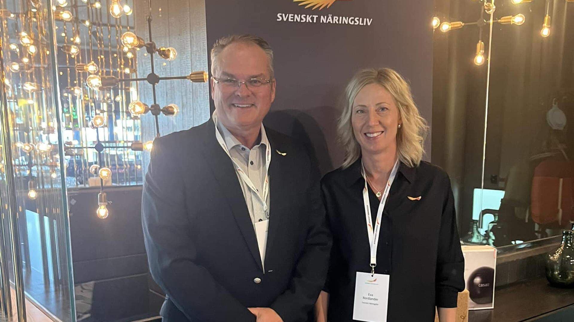 Ola Toftegaard står bredvid Eva Nordlander framför en rollup med Svenskt Näringslivs logotyp