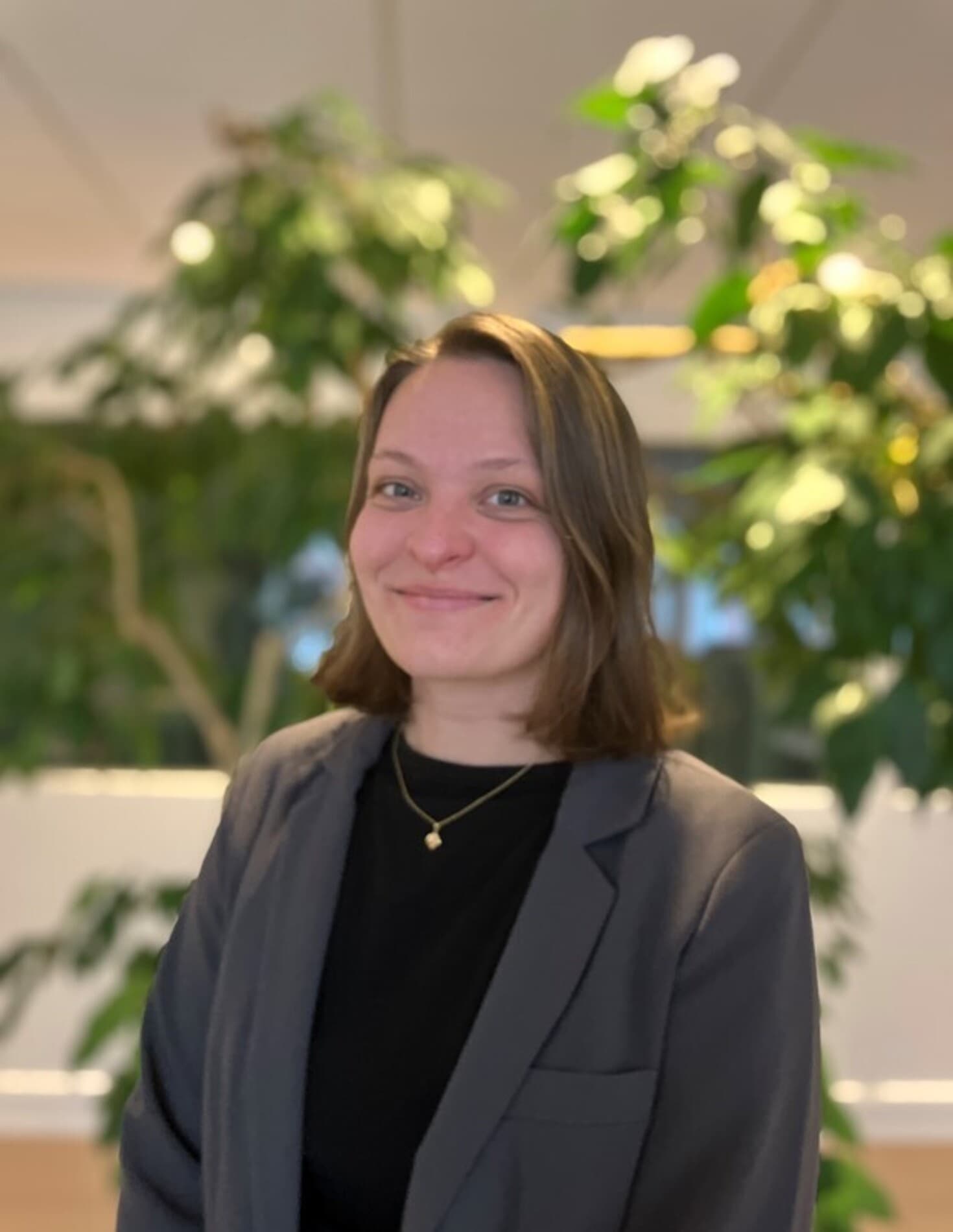 Stina Johansson, HR-konsult Hudiksvalls kommun, har en grå kavaj.