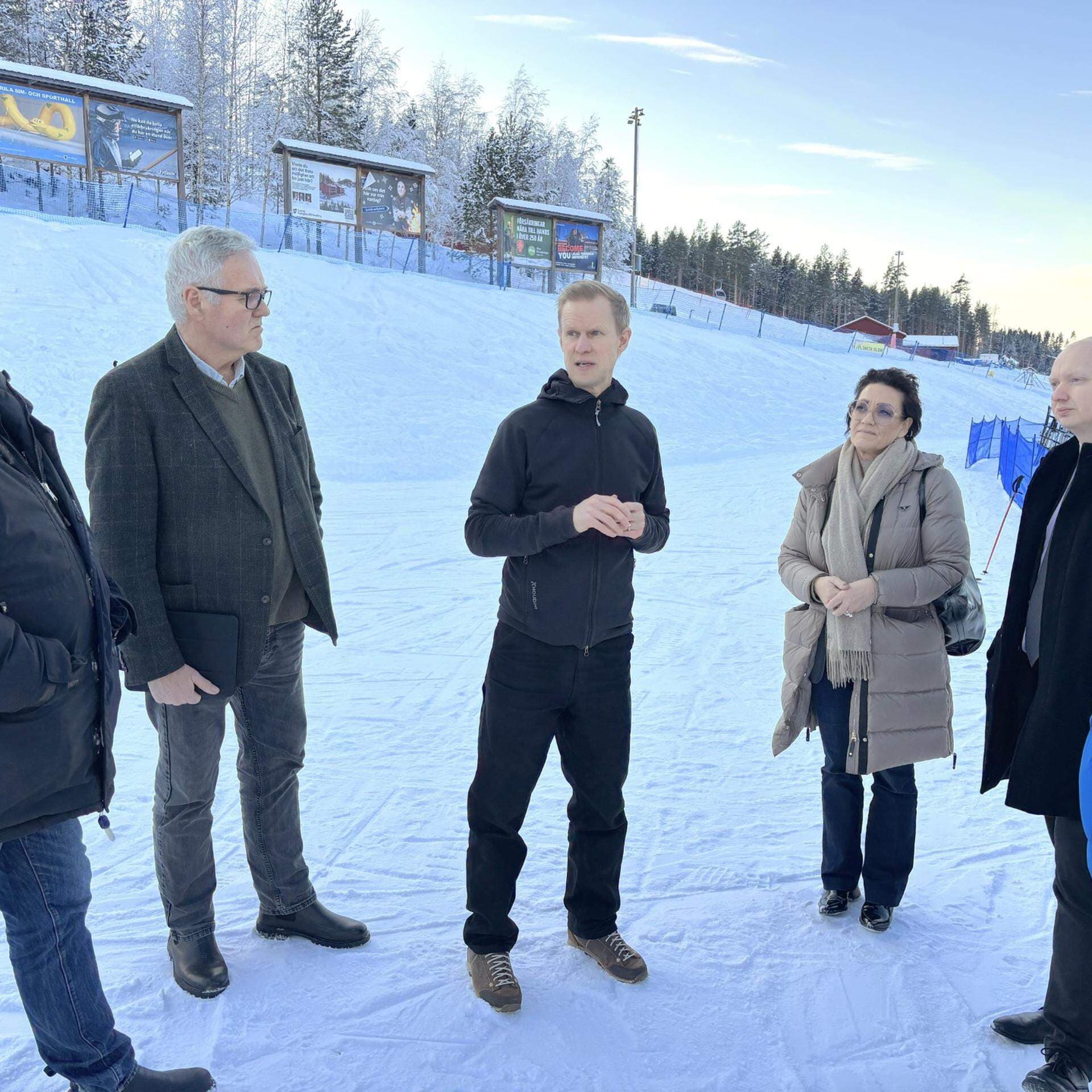 Lars Beckman, Anders W. Jonsson, Peter Augustsson, Lili André, Daniel Persson och Dan Nygren står utomhus i snön.