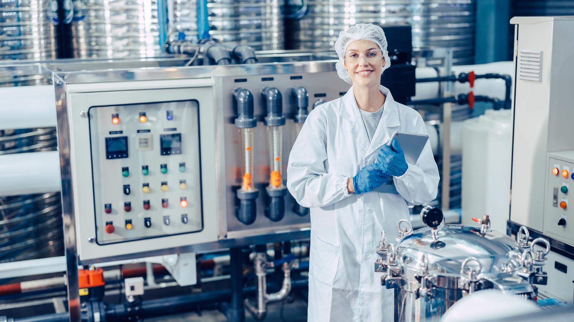 kvinna i ett vetenskapligt laboratorium