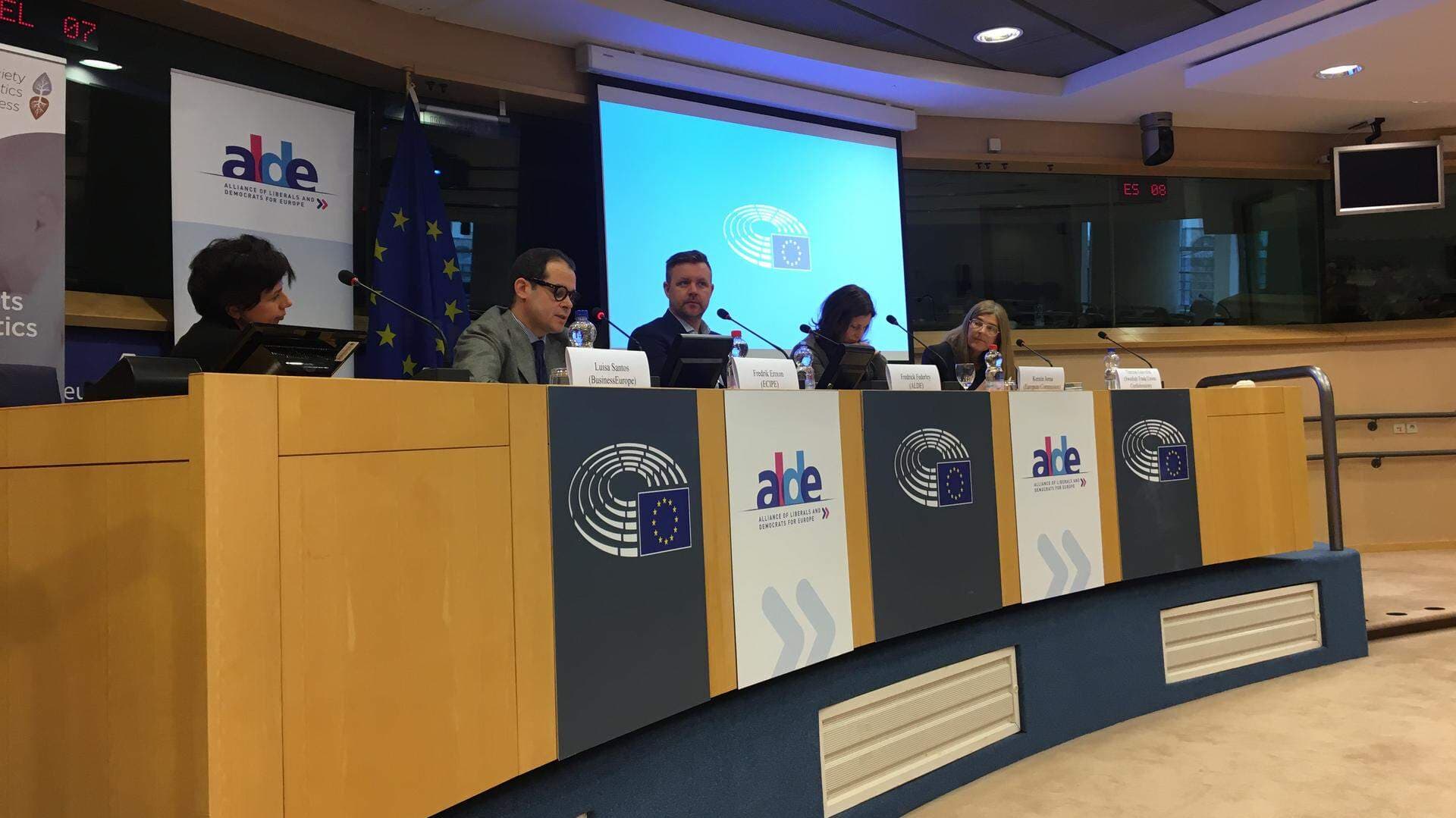 På paneldiskussionen deltog Therese Guovelin, vice ordförande för LO, Luisa Santos, chef för internationella relationer på BusinessEurope, Fredrik Erixon, direktör för tankesmedjan ECIPE och Kerstin Jorna från EU-kommissionen. Paneldiskussionen modererades av Europaparlamentarikern Fredrik Federley (Centerpartiet), som är ordförande för SPN.