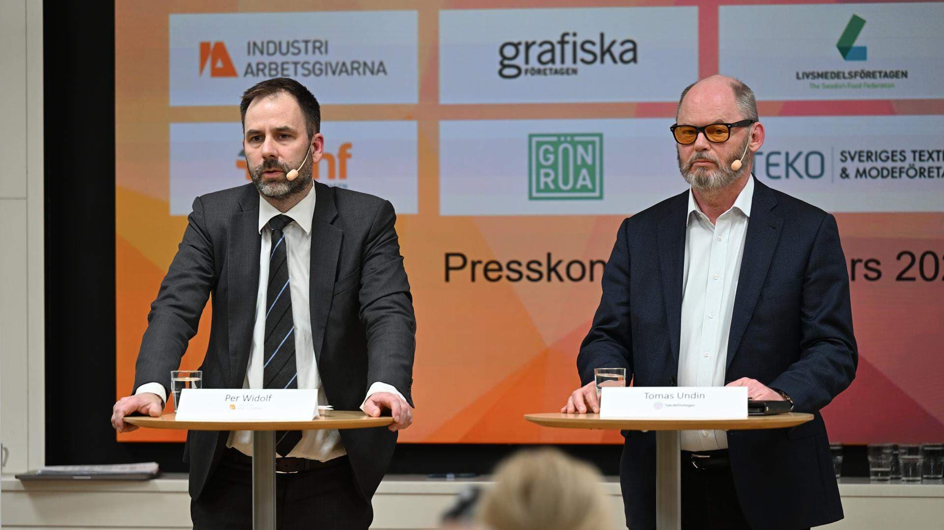 Per Widolf, Industriarbetsgivarna, och Tomas Undin, Teknikföretagen, meddelar resultatet av förhandlingarna om det nya Industriavtalet.
