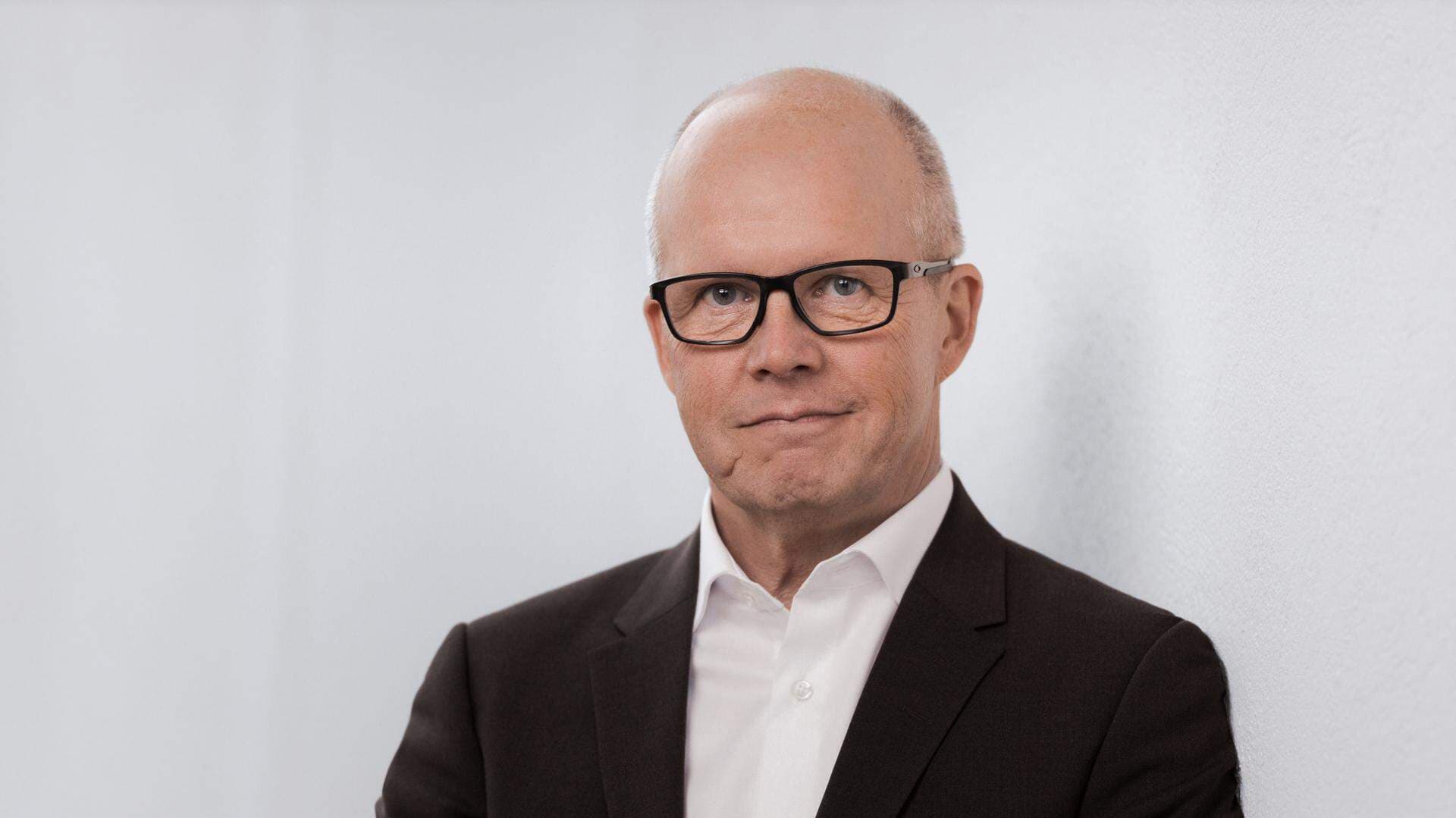 Mikael Krusenberg har vit skjorta och svart kavaj