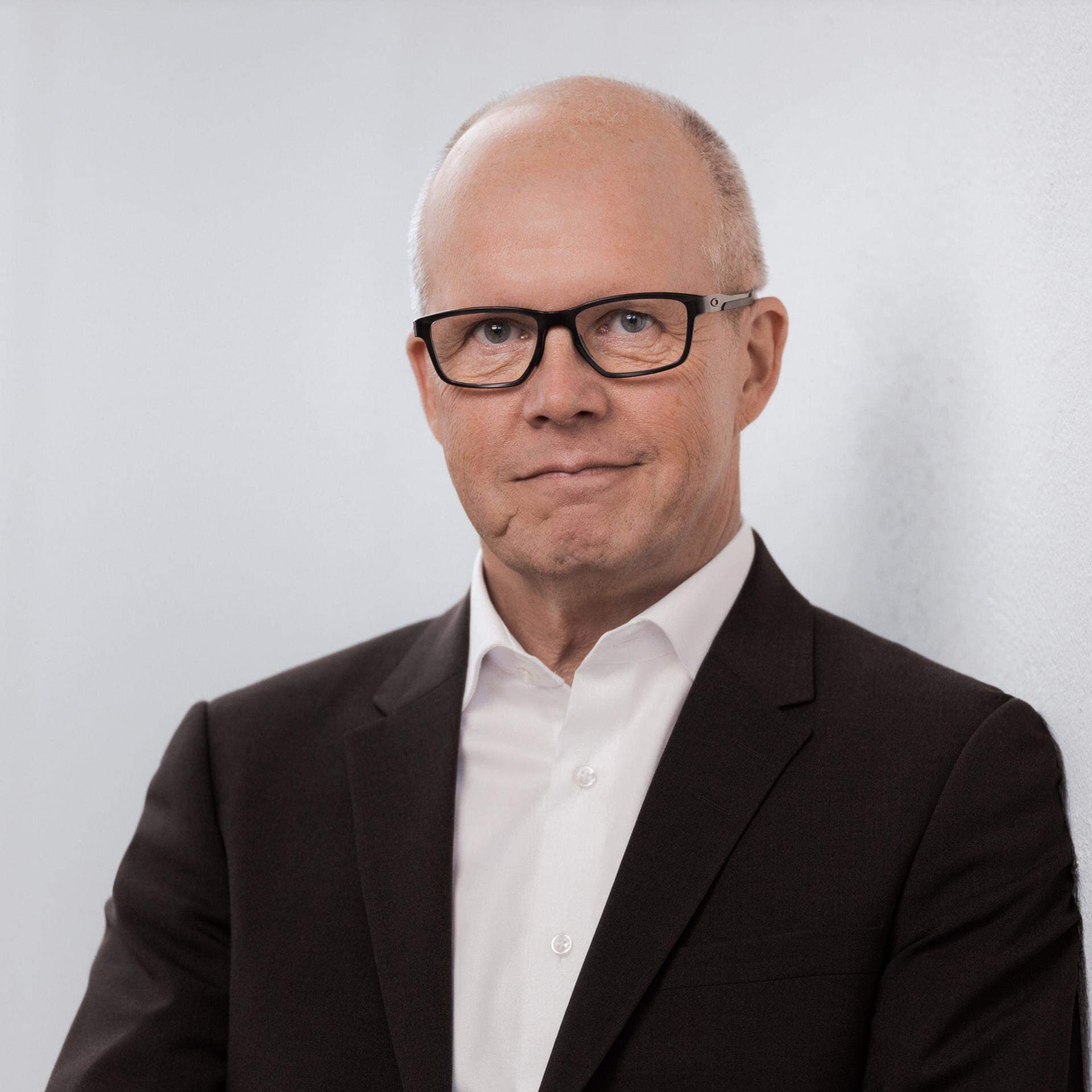 Mikael Krusenberg har vit skjorta och svart kavaj