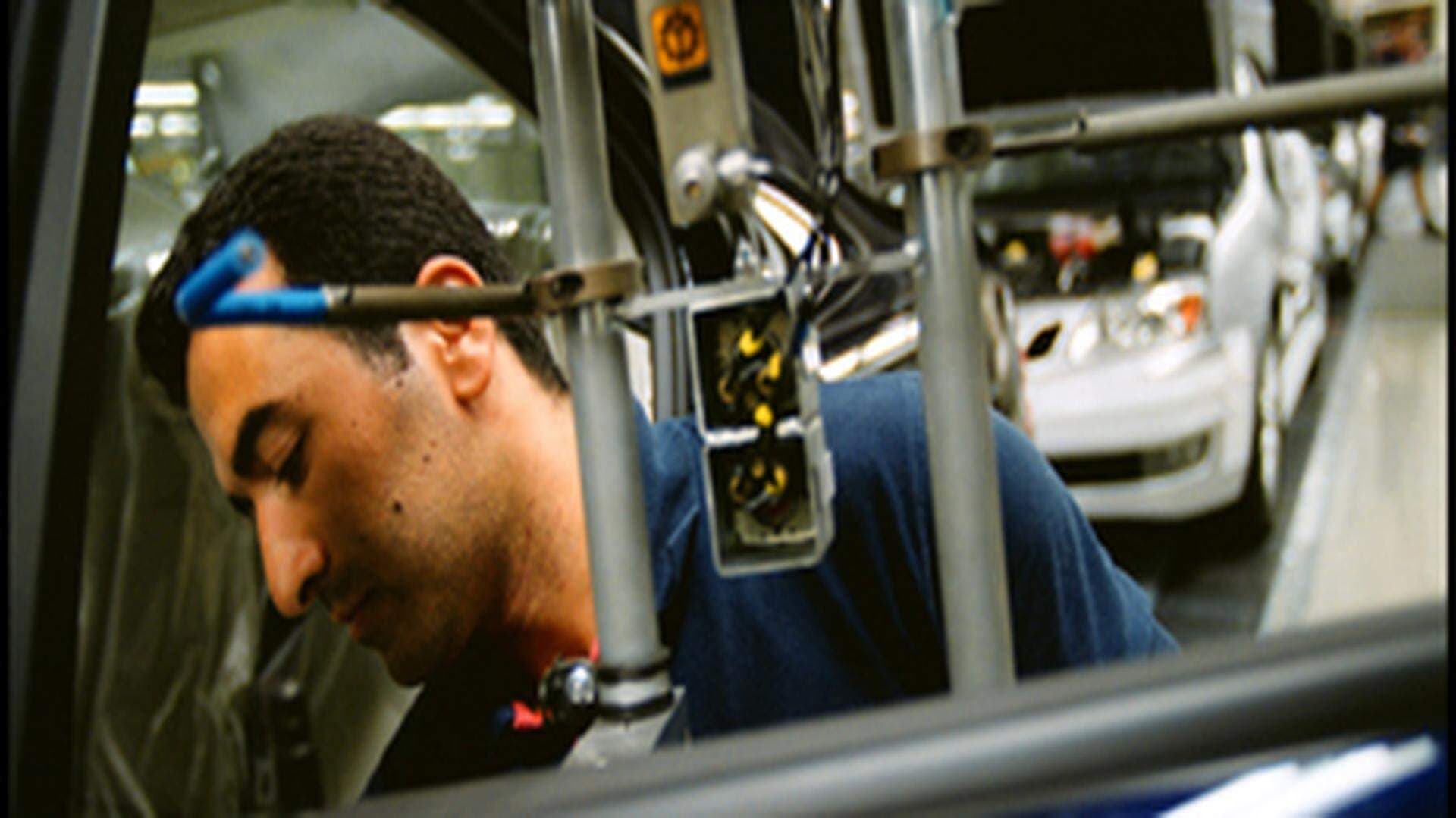 Montör vid bilfabrik.