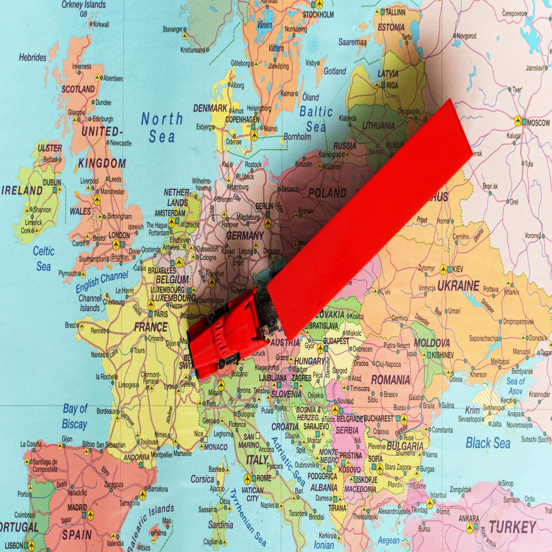 Lastbil på en europakarta