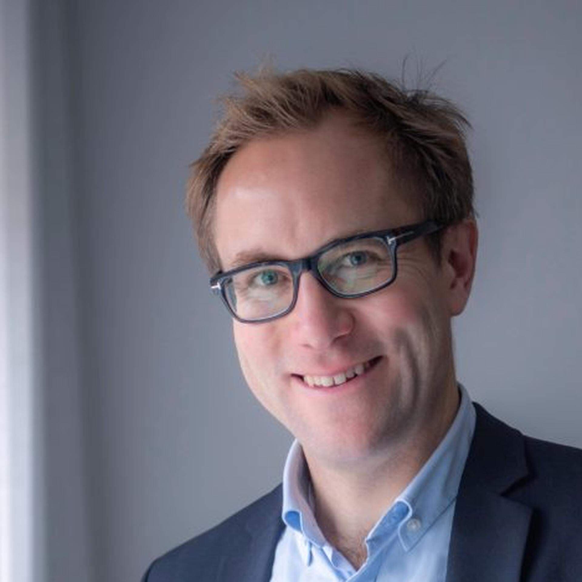 Per Hammar i ljusblå skjorta och mörkblå kavaj