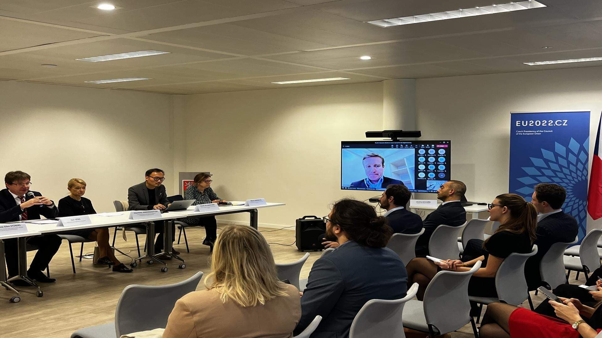 Panel Economic Resilience digital economy