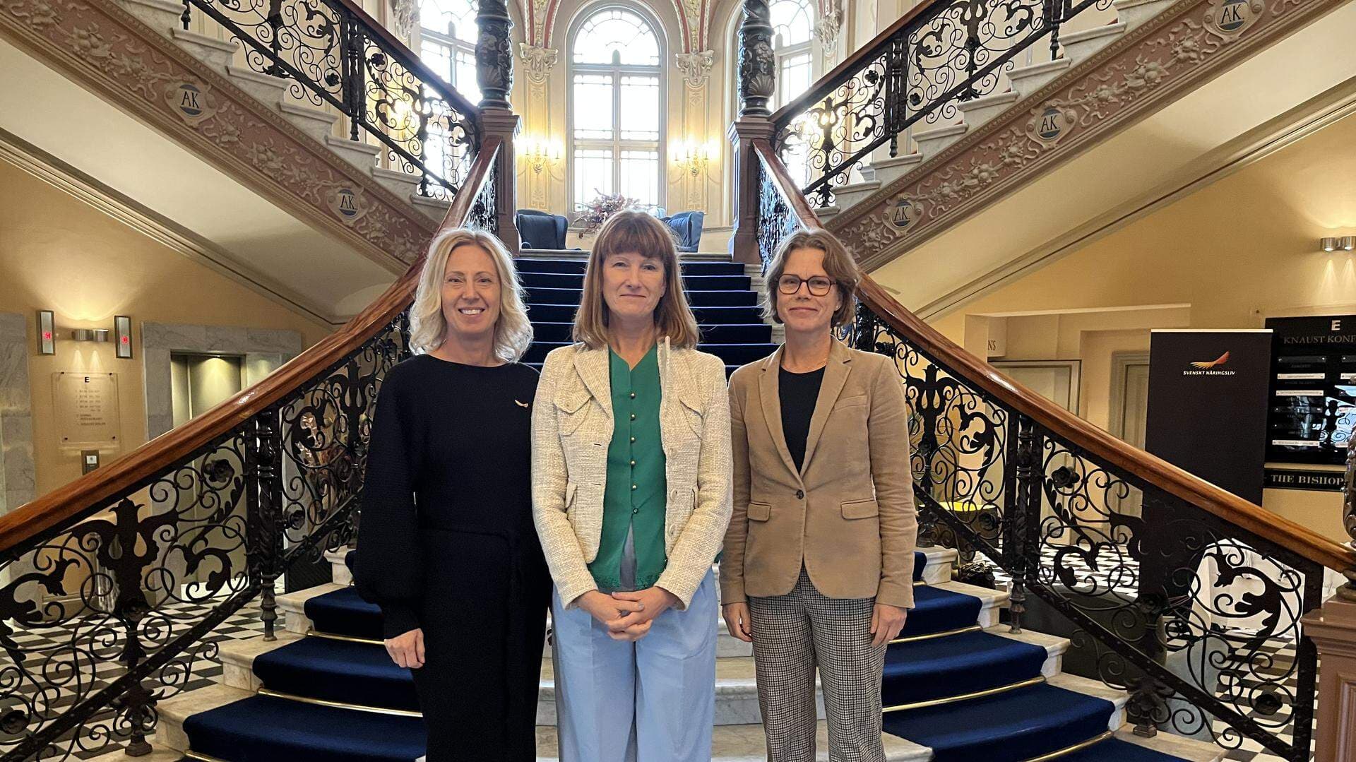 Eva Nordlander, Anna Wedin och Carolina Brånby står i en trappa.