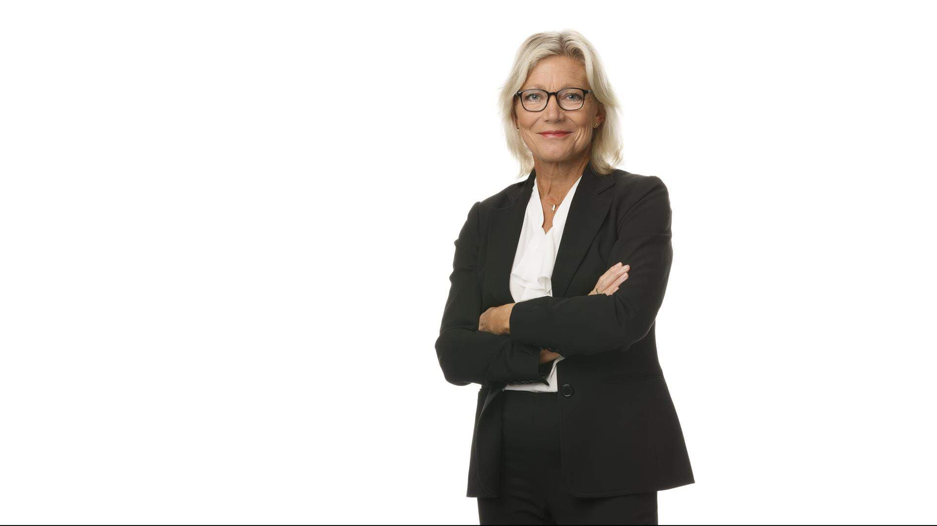 Inger Modig står med en svart kavaj och har armarna i kors.