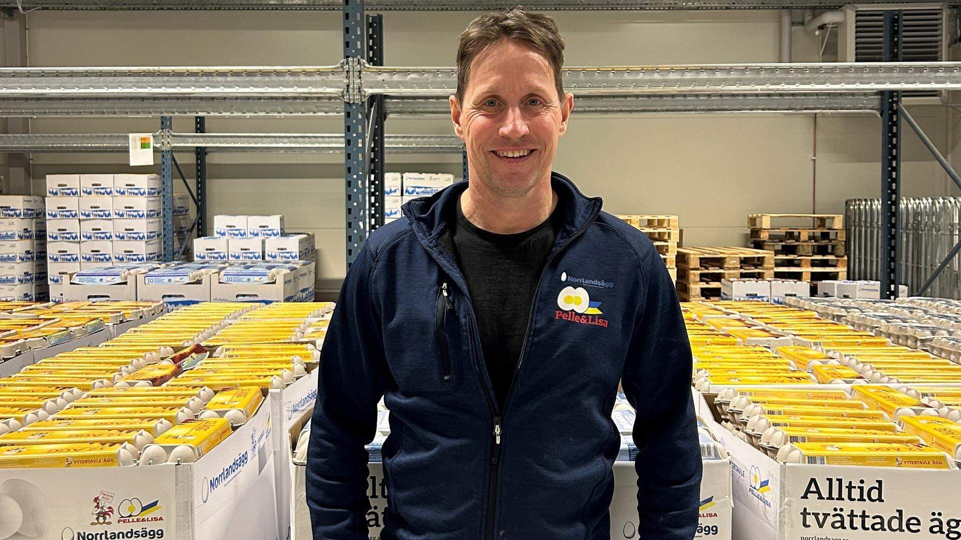 Jan Hallberg står i den nya byggnaden.