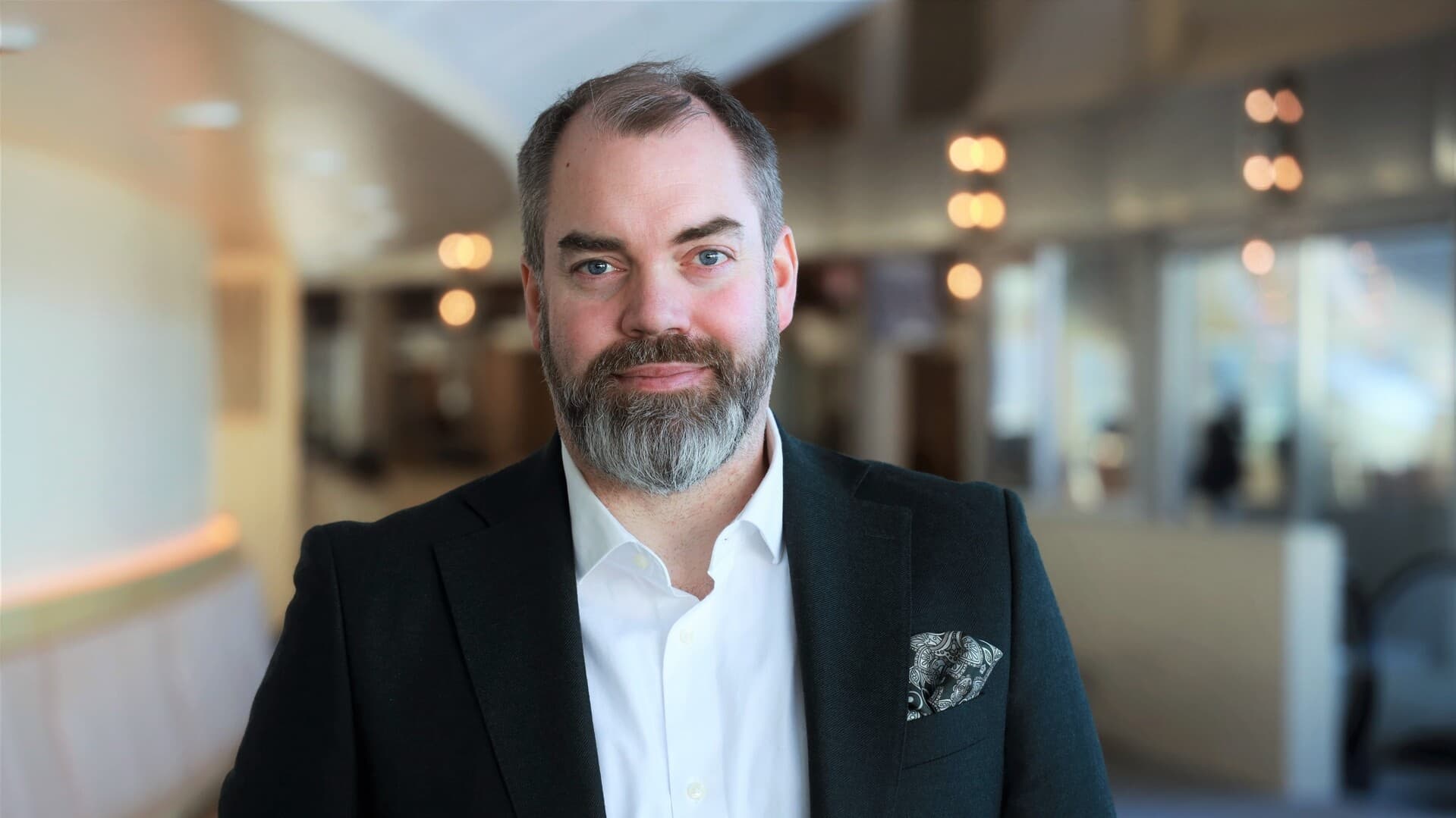 Fredrik Lundh Sammeli står i riksdagen.