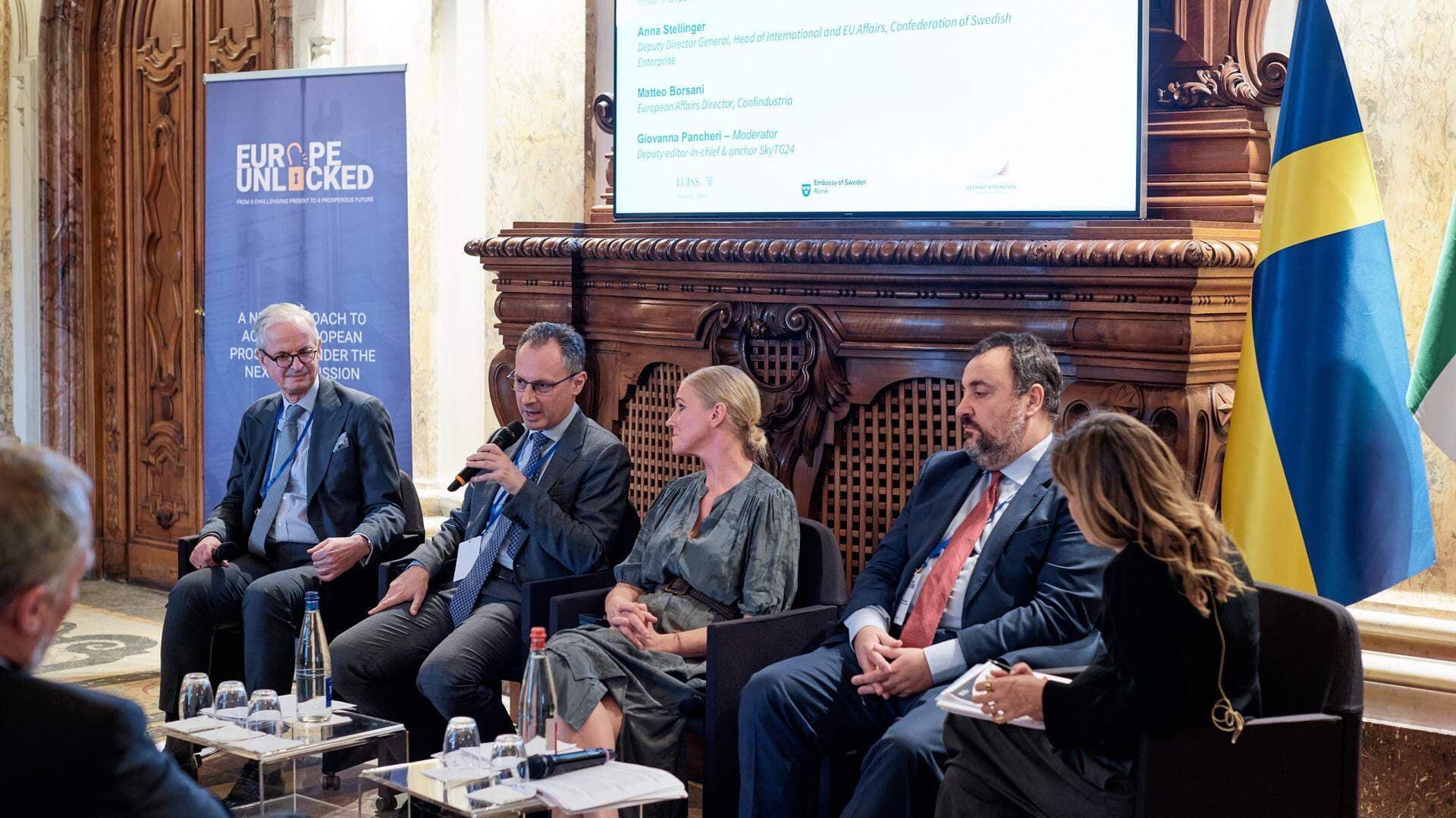 Paneldebatt med Christian Danielsson, Sveriges statssekreterare för EU-frågor, Marco Canaparo, European Affairs Director på Confindustria, Anna Stellinger, chef för internationella och EU-frågor på Svenskt Näringsliv, Matteo Borsani, EU-chef på italienska Presidency of the Council of Ministers samt moderatorn Giovanna Pancheri, tf chefredaktör på SkyTG24.