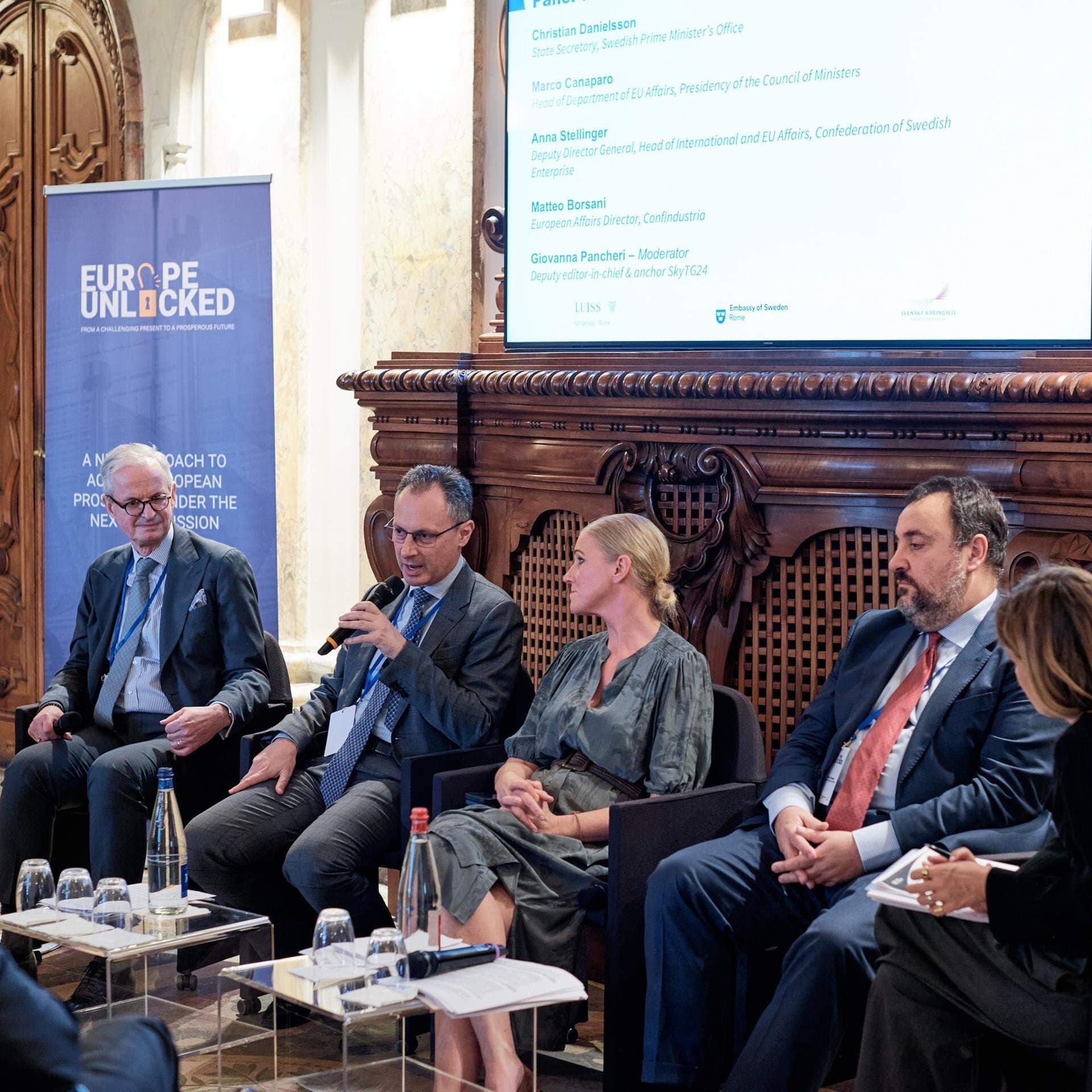 Paneldebatt med Christian Danielsson, Sveriges statssekreterare för EU-frågor, Marco Canaparo, European Affairs Director på Confindustria, Anna Stellinger, chef för internationella och EU-frågor på Svenskt Näringsliv, Matteo Borsani, EU-chef på italienska Presidency of the Council of Ministers samt moderatorn Giovanna Pancheri, tf chefredaktör på SkyTG24.