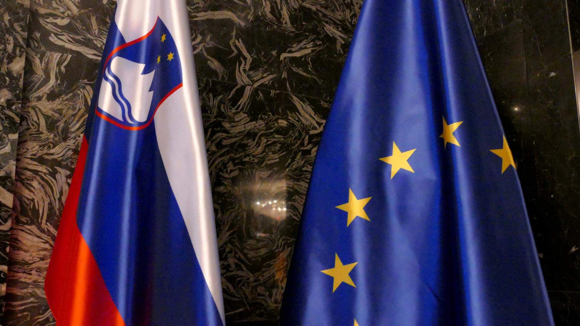 Sloveniens och EUs flaggor