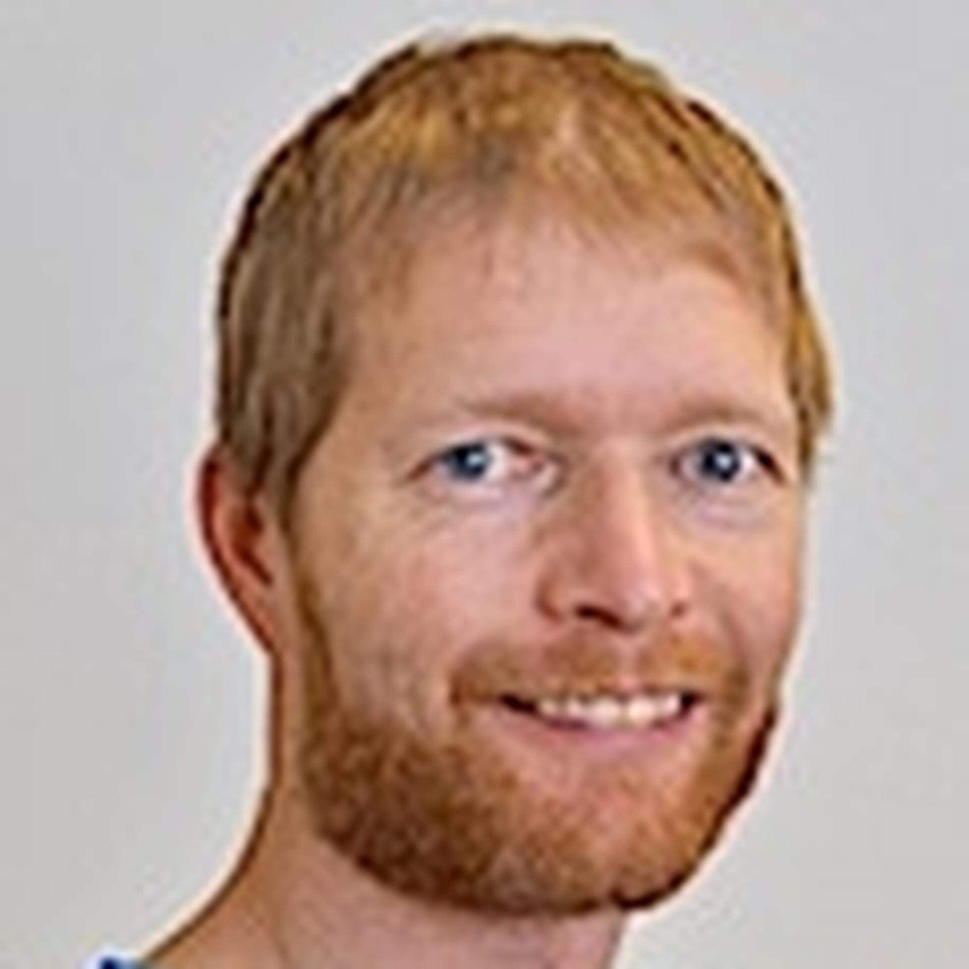 Ola Helenius i en blå, stickad tröja