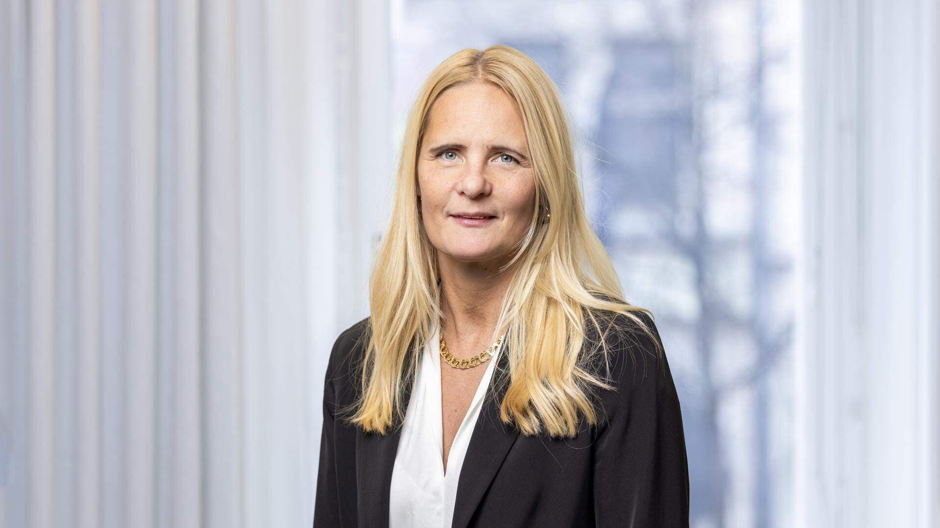 Stina Jonsson har skjorta och kavaj