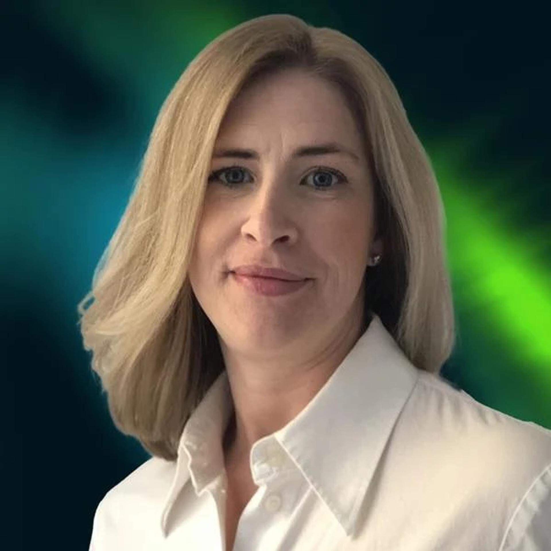 Linda Stenström i vit skjorta och norrskensbakgrund