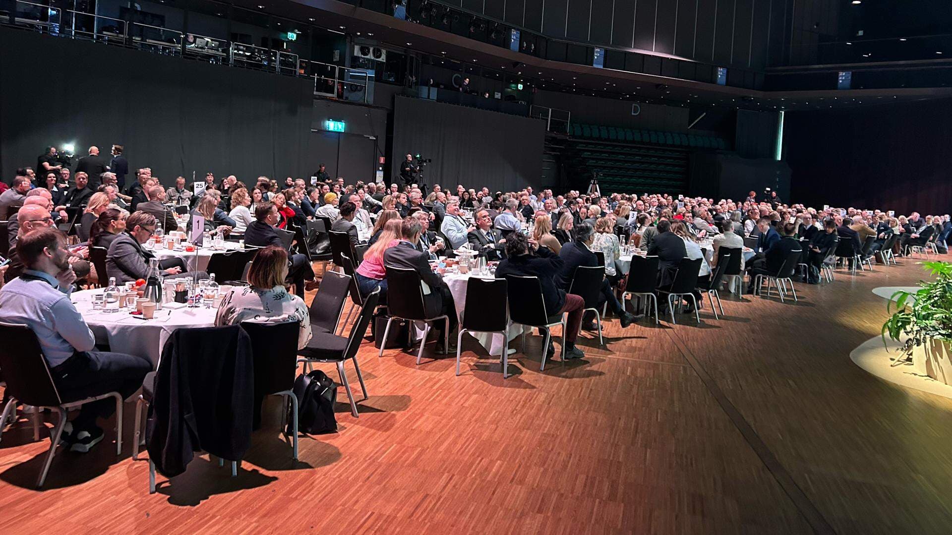 300 företagare och 120 riksdagspolitiker i rundabordssamtal