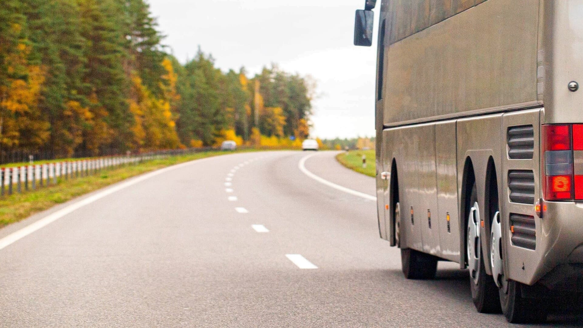 Buss på landsväg.