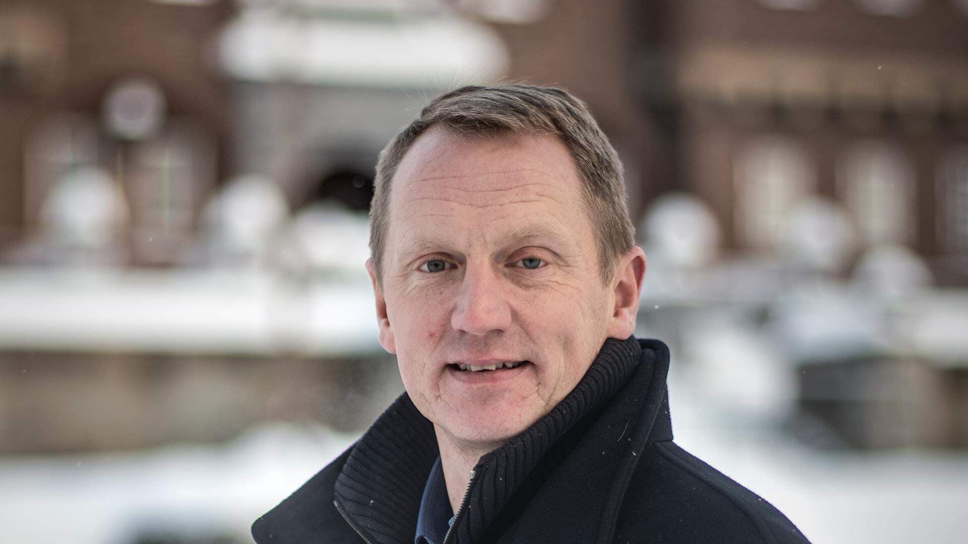 Pär Fredriksson står utomhus med en jacka.