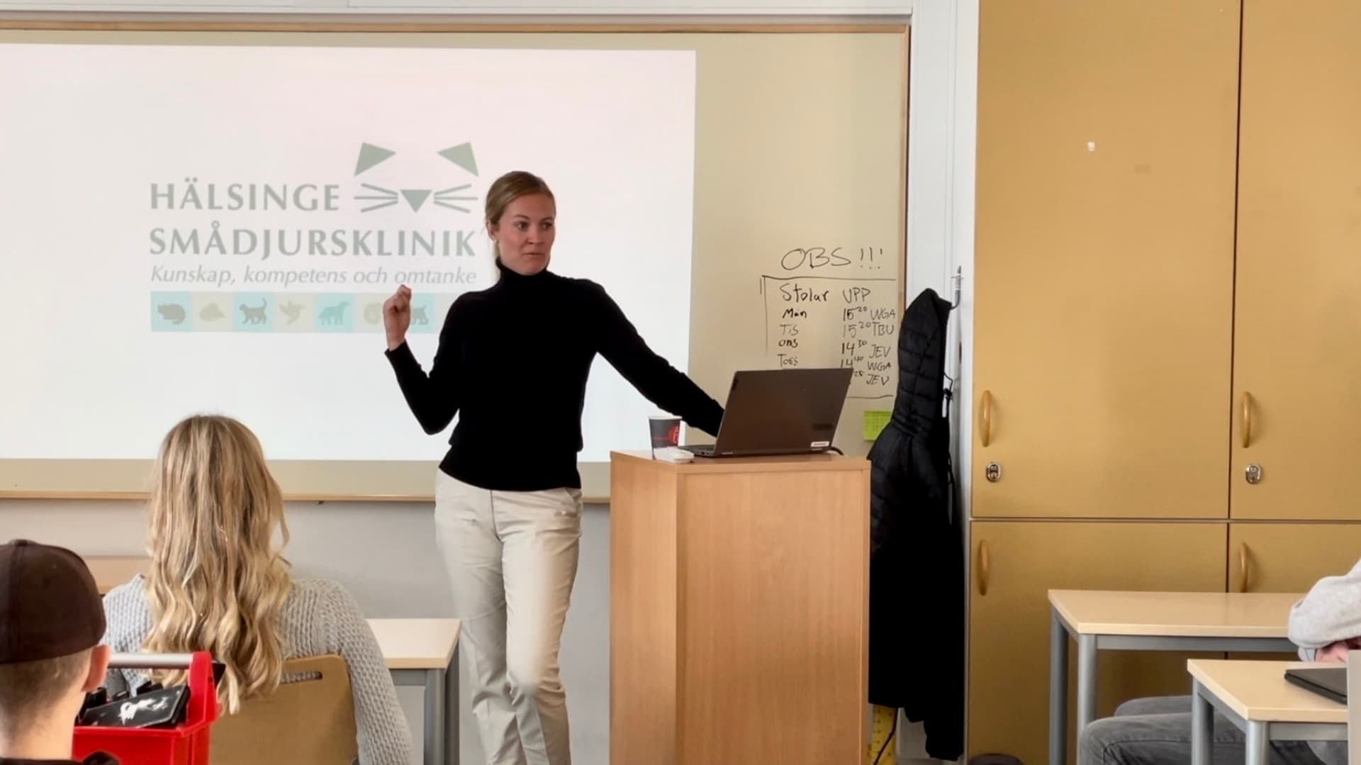 Partnerföretag i Trossen besöker en skola.