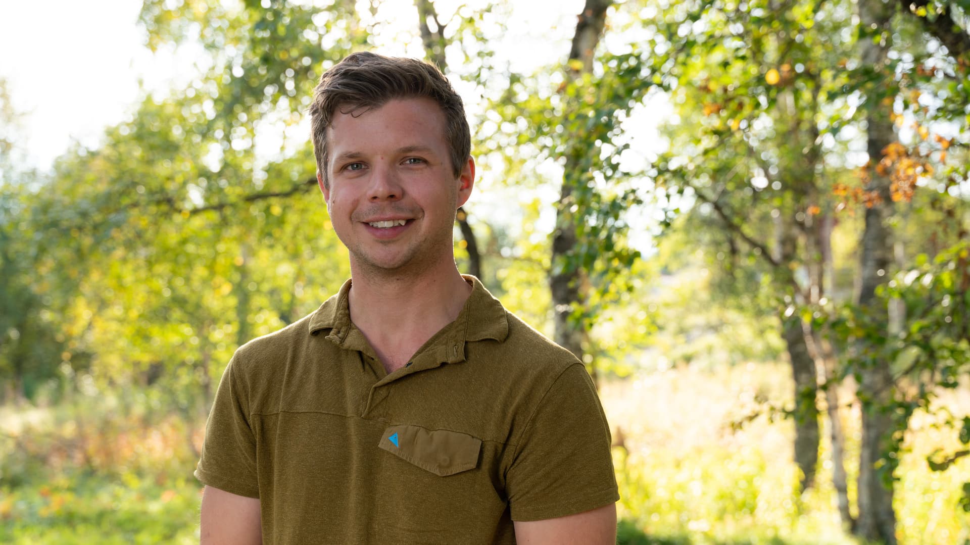 Gustaf Sjödin står ute i naturen