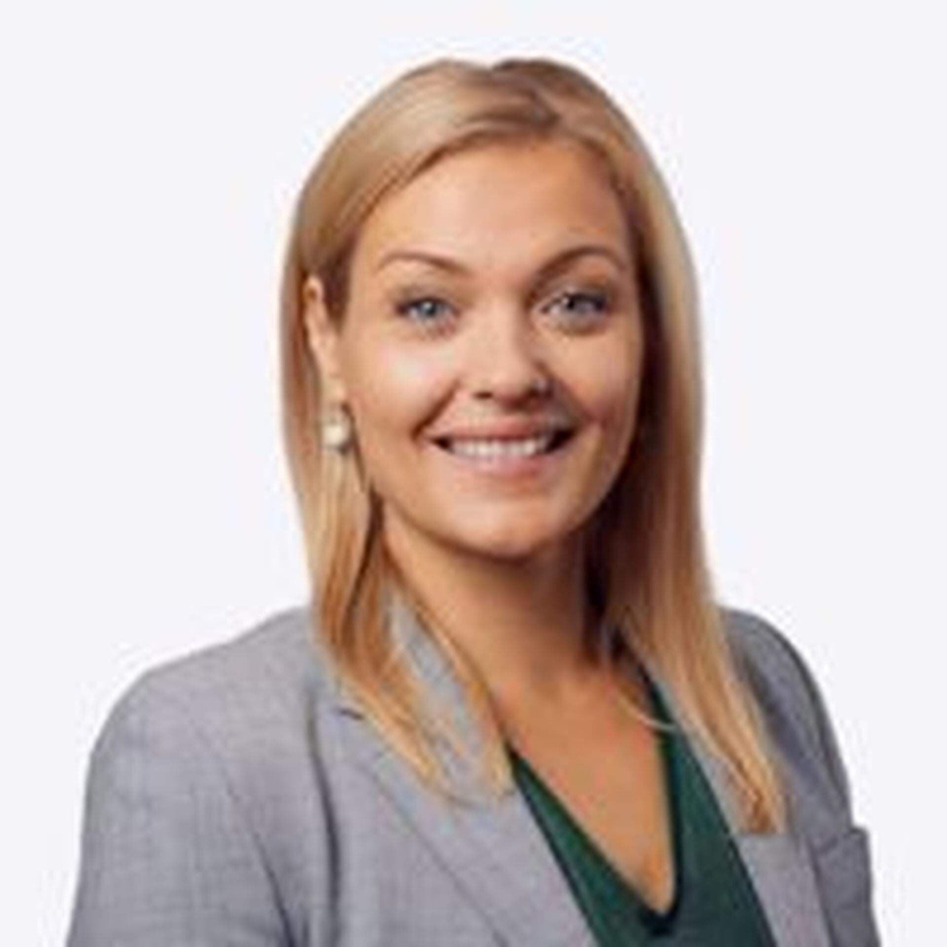 Ulla i grå kavaj och vit blus