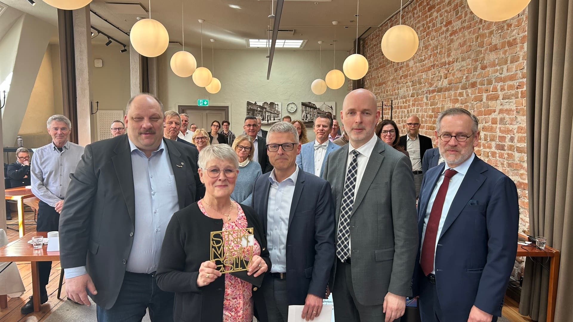 Maud Olofsson flankerad av Jörgen Rasmusson, Andrea Femrell, Christer Östlund och Jens Hedström