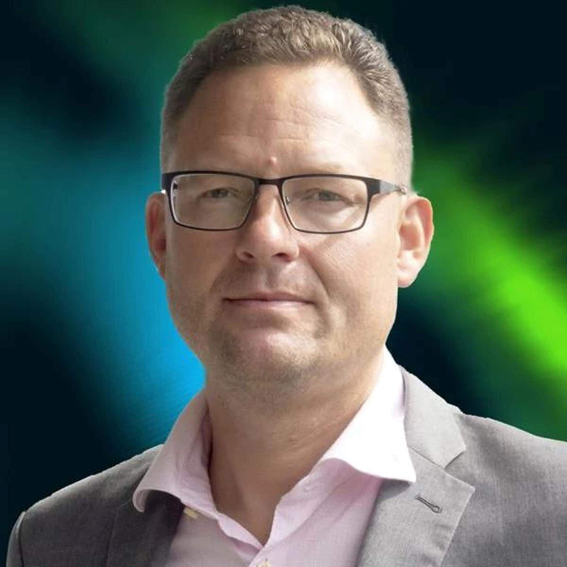 Tomas Tärnfors iklädd ljusrosa skjorta och ljusgrå kavaj