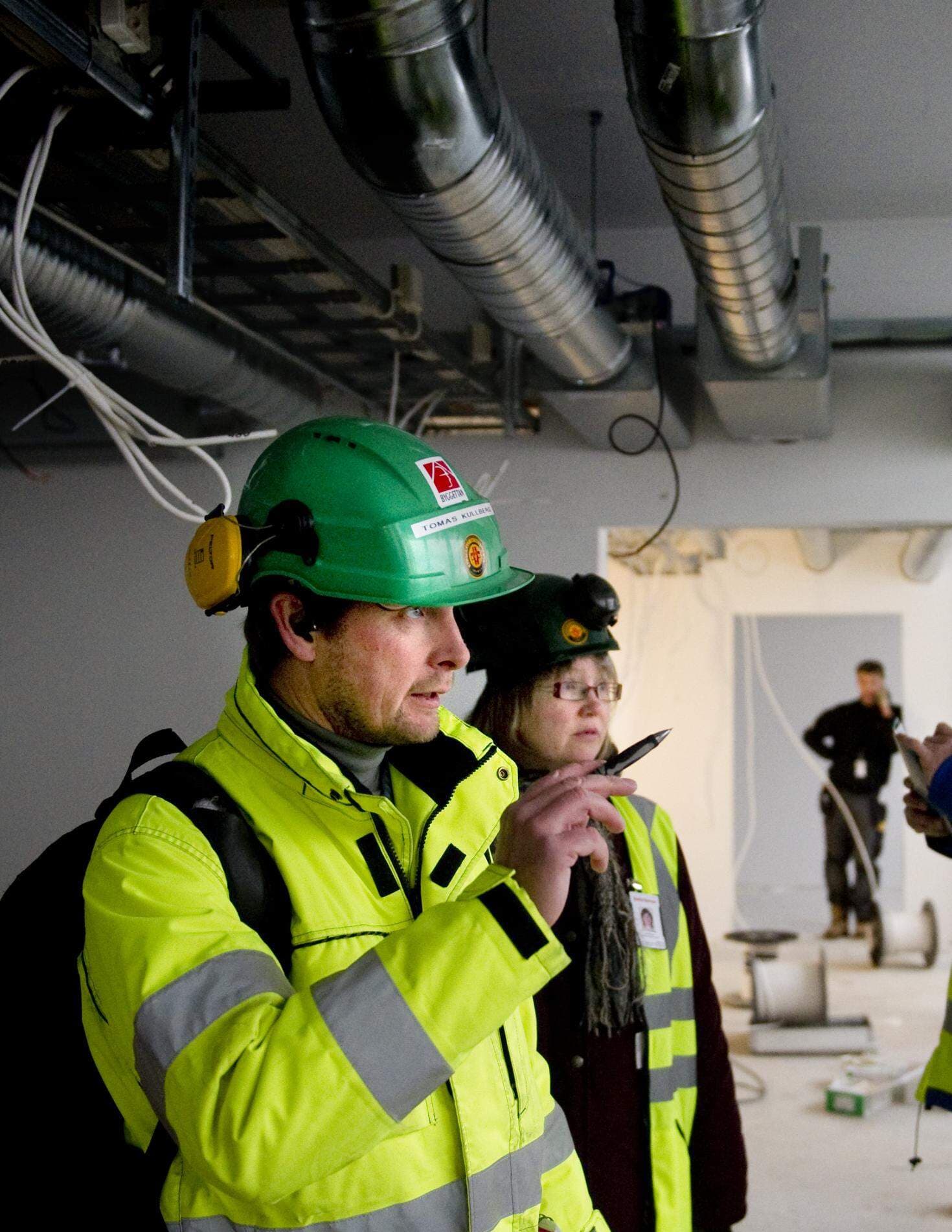 Regionala skyddsombud inspekterar en byggarbetsplats.