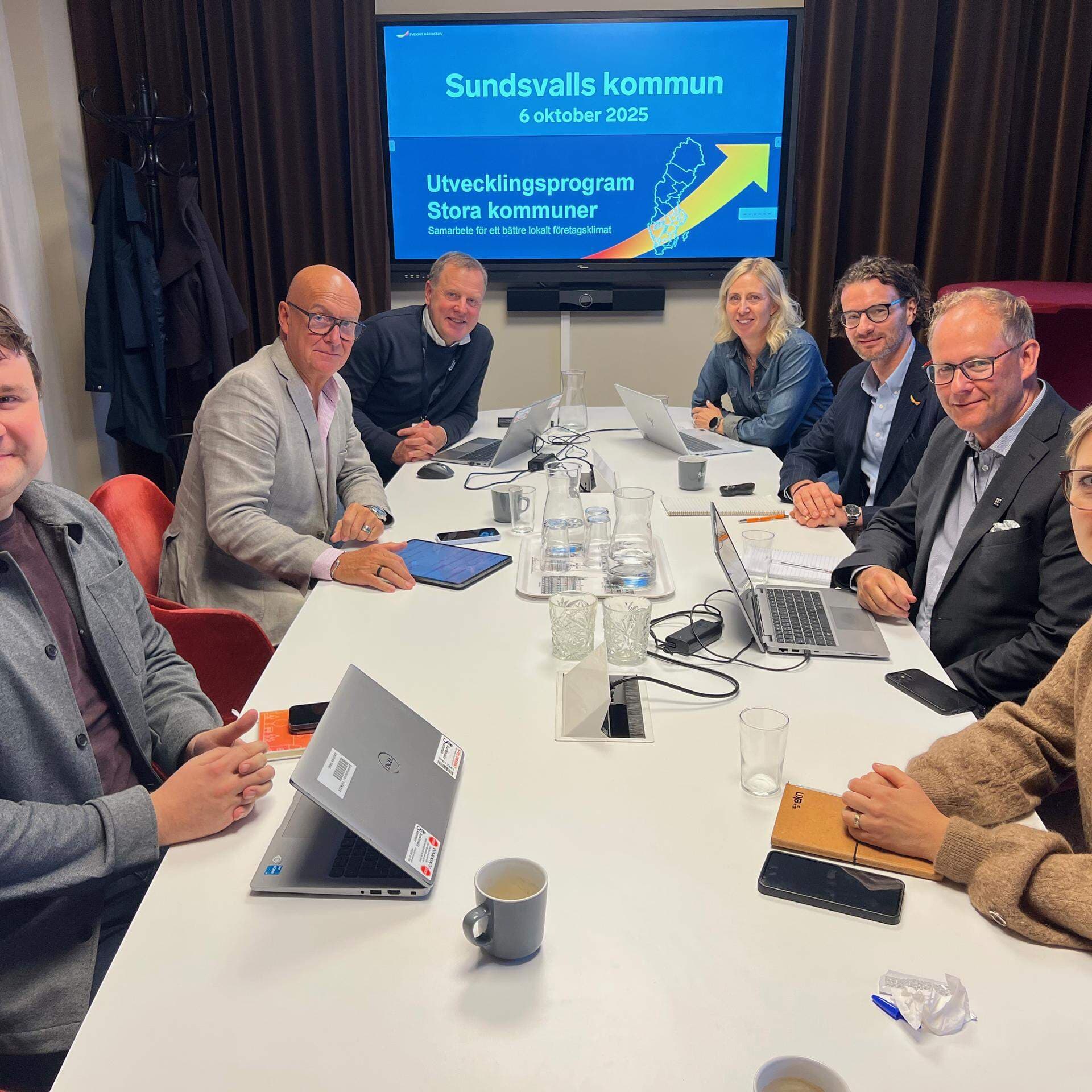 Deltagarna diskuterar vid bordet.