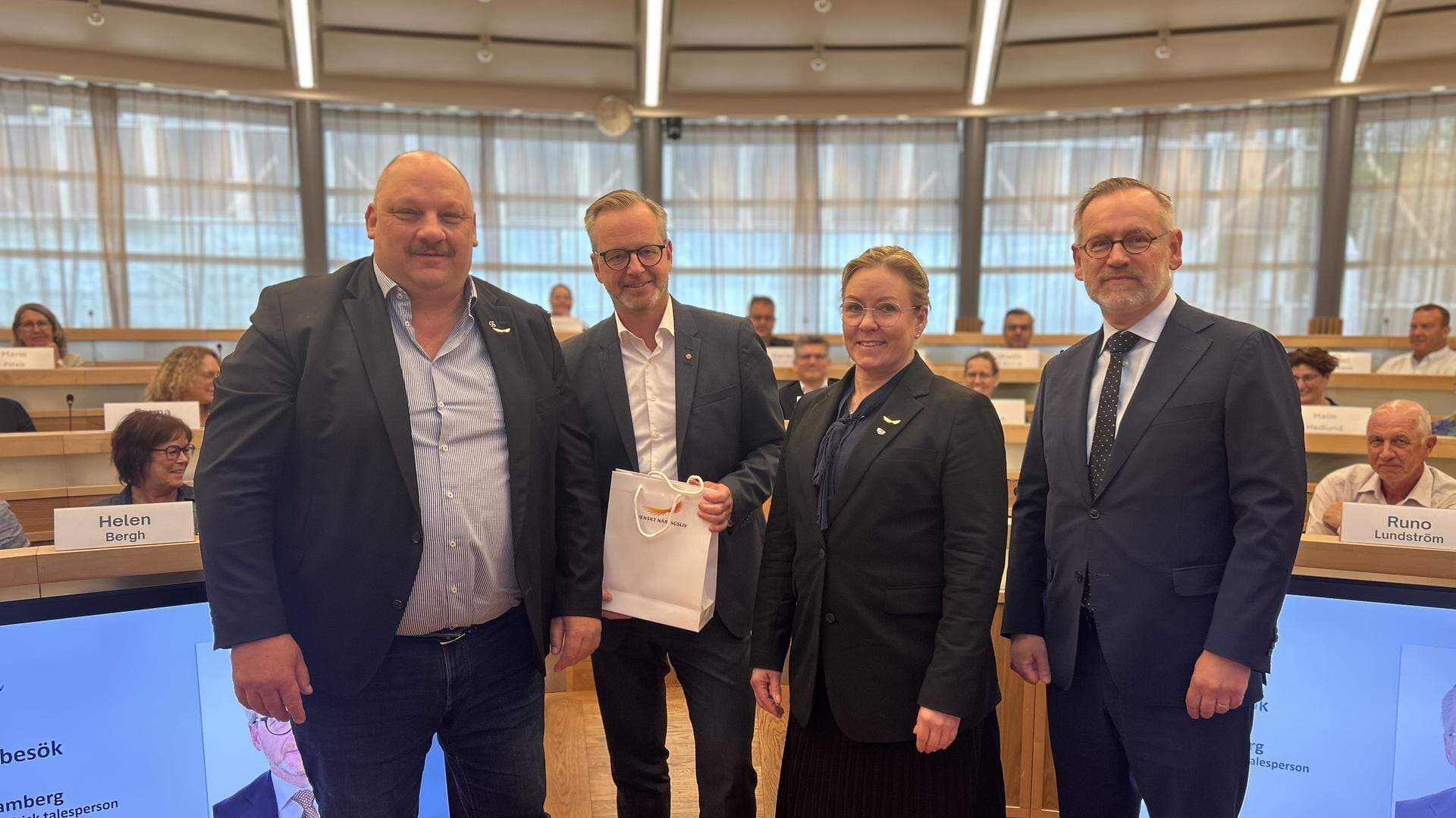 Mikael Damberg flankerad av Jörgen Rasmusson, Jens Hedström och Anna Hedensjö Johansson vid besök på SME-kommittén.