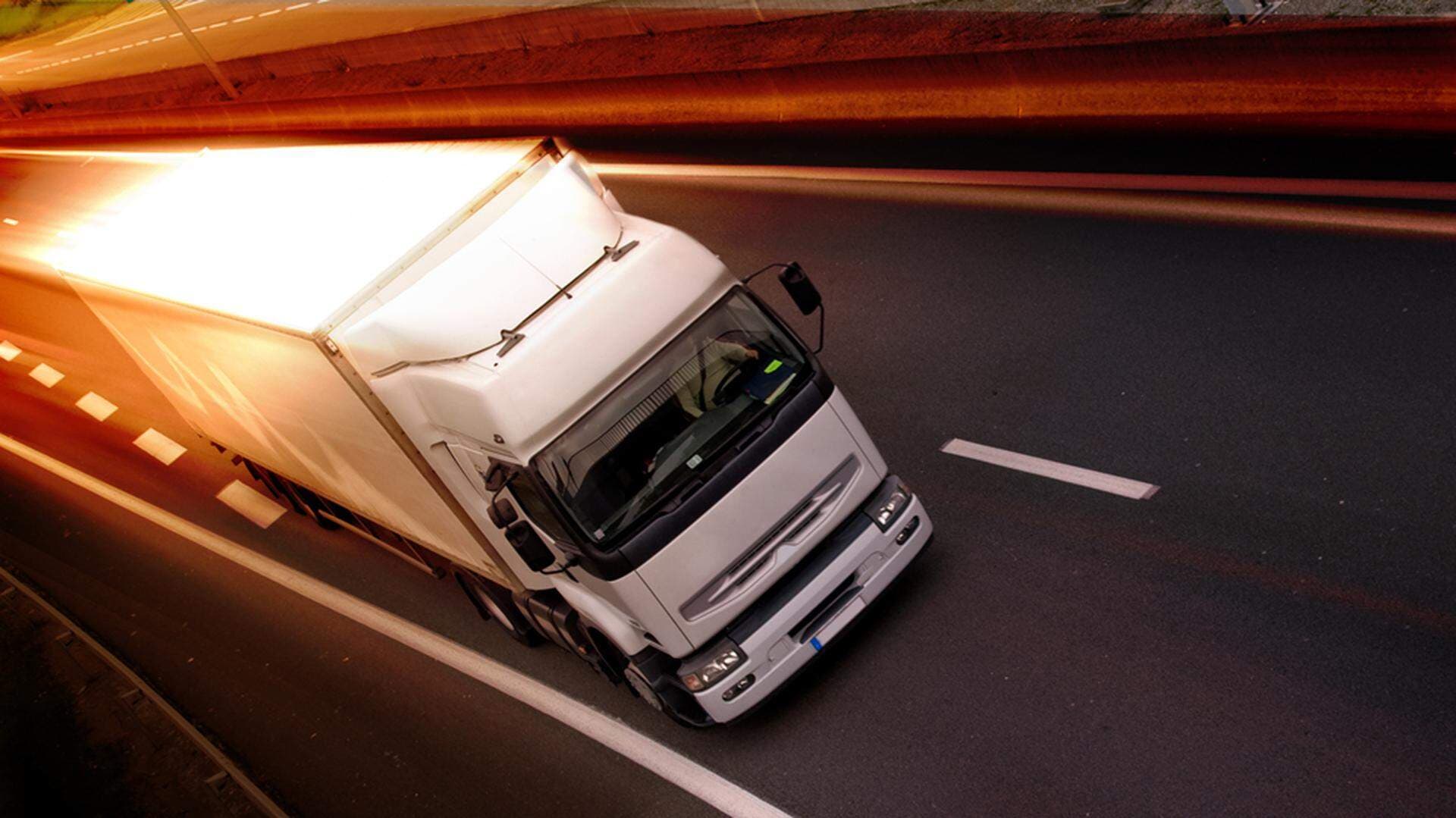 Vit lastbil på väg