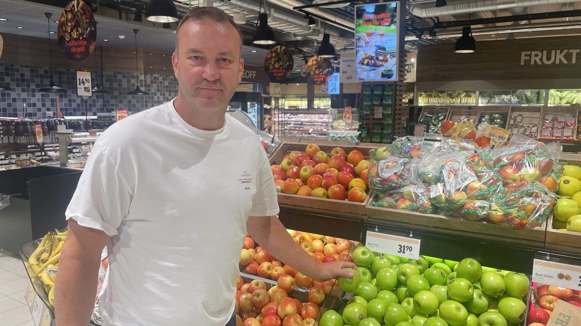 Mikael Oskarsson i sin ICA-butik