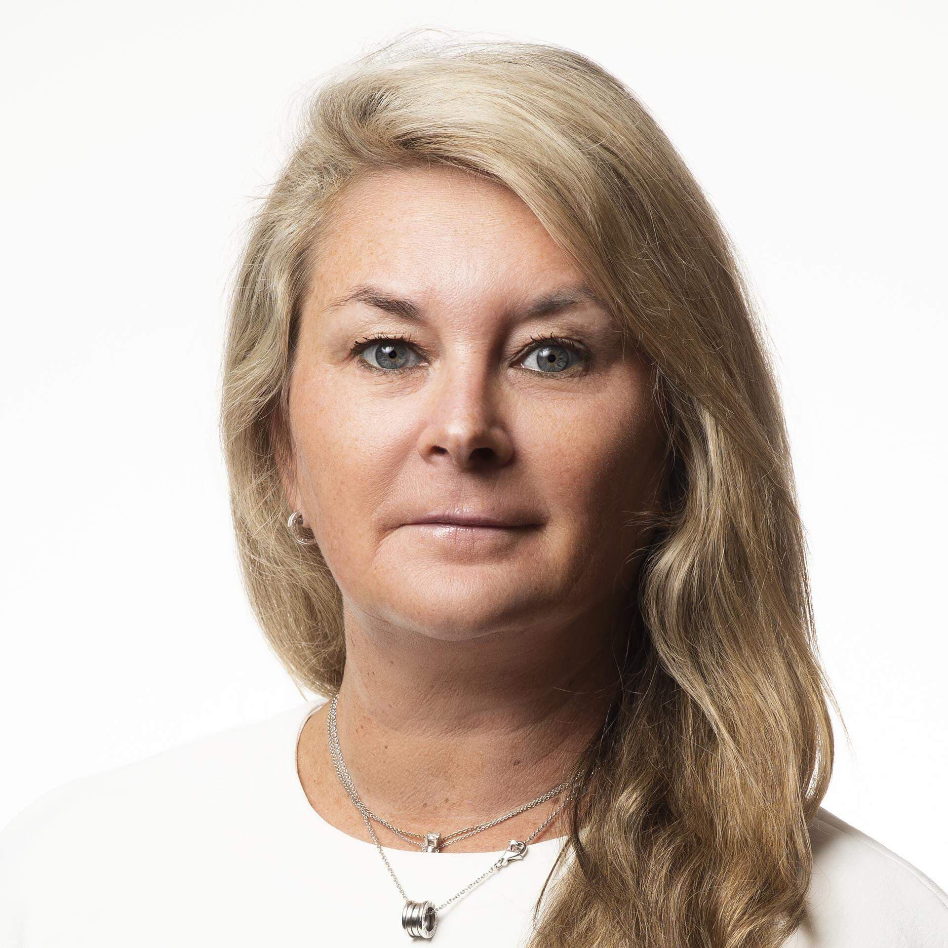 Ulrika Wallén i vit 3/4-blus