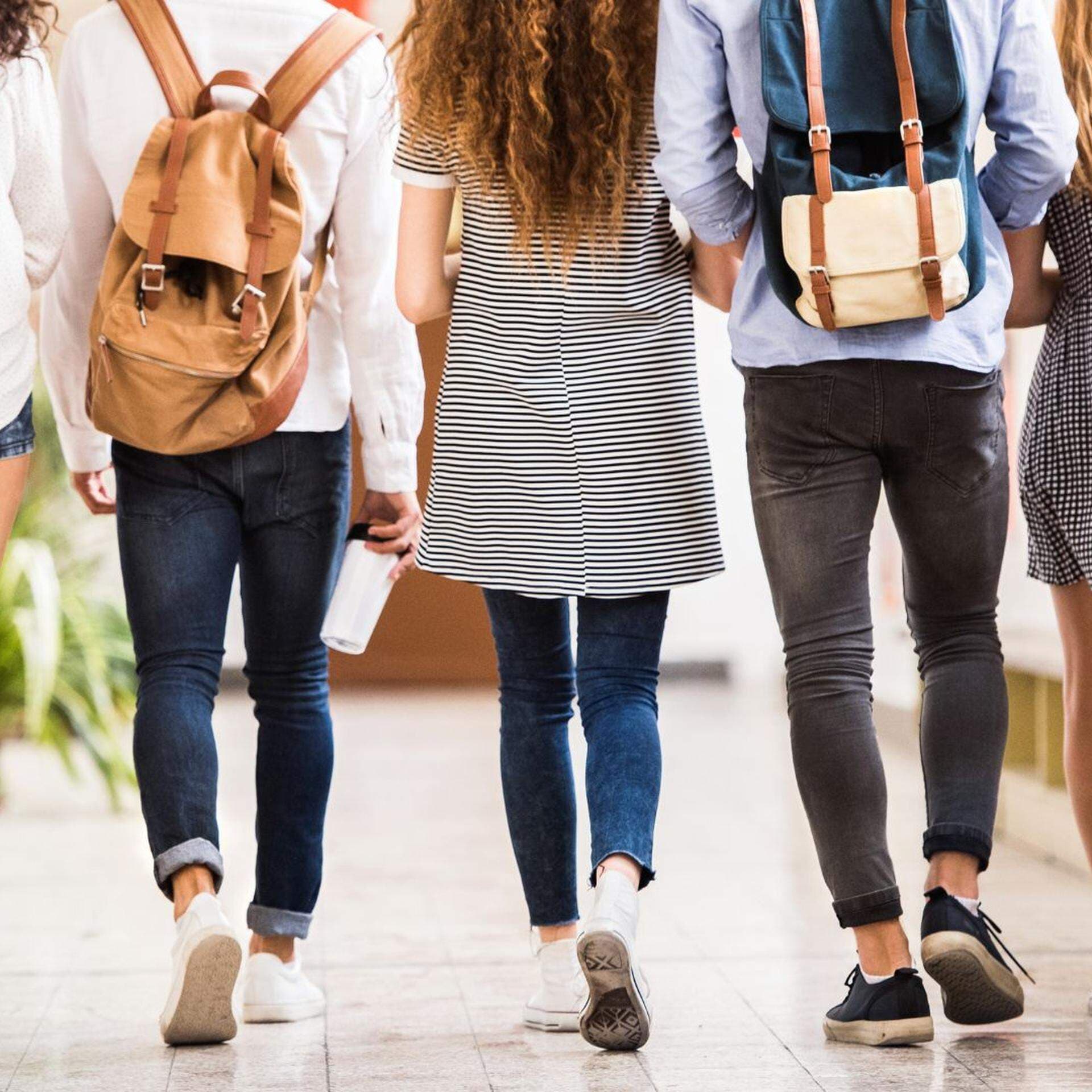 bild på gymnasieelever som går