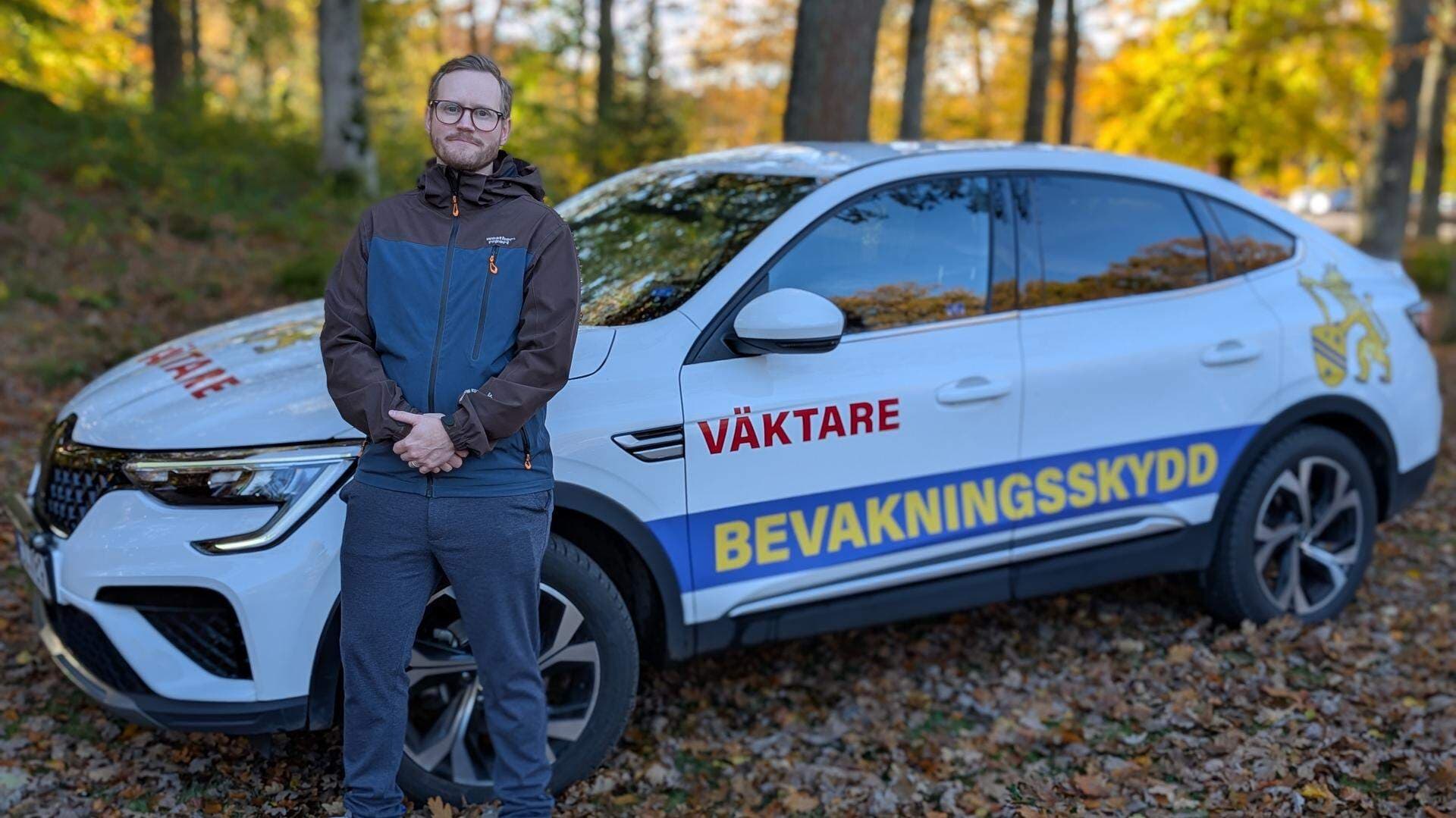 Marcus Nilsson framför sin firmabil