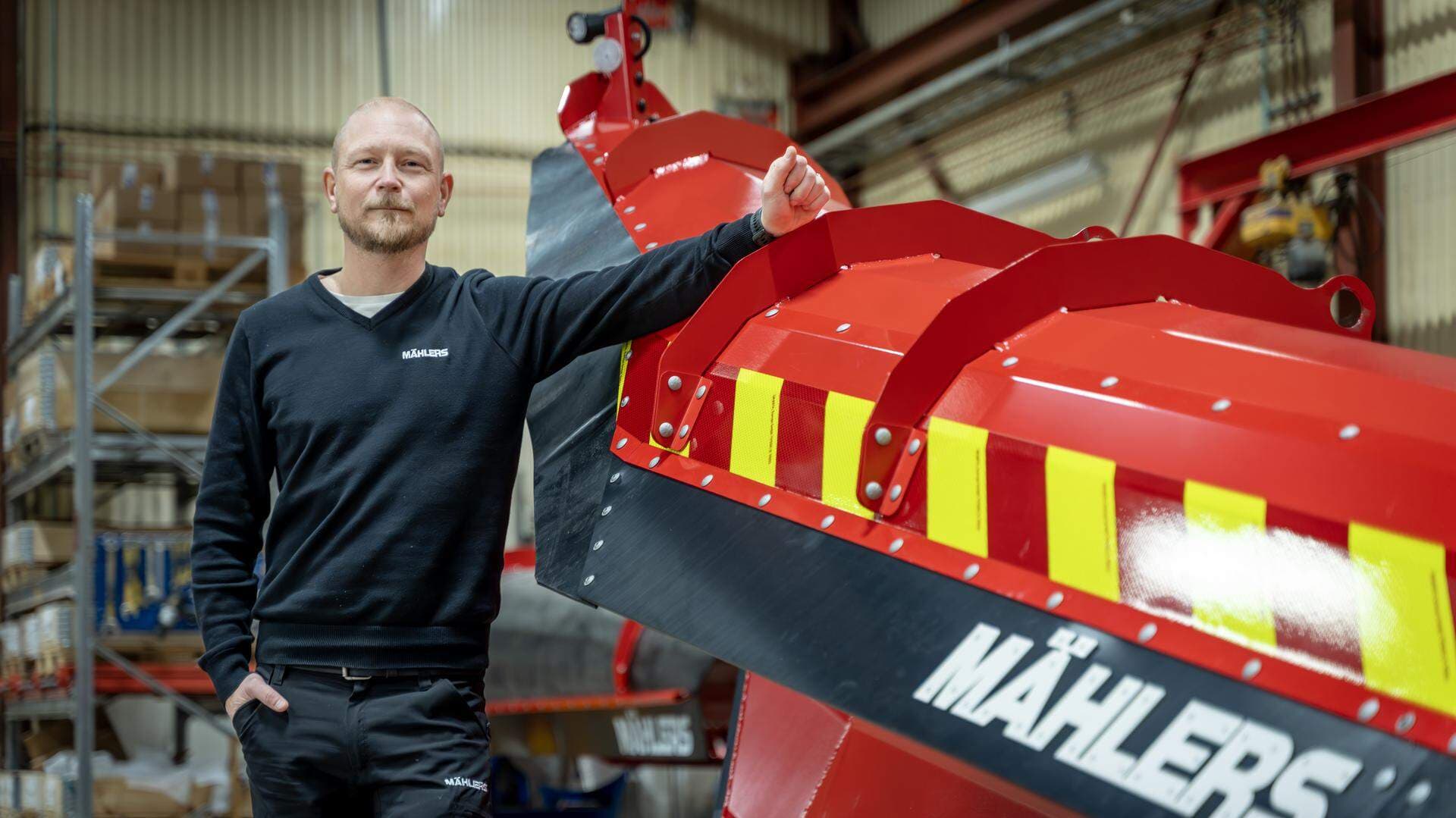 Pontus Jonasson står bredvid en snöplog.