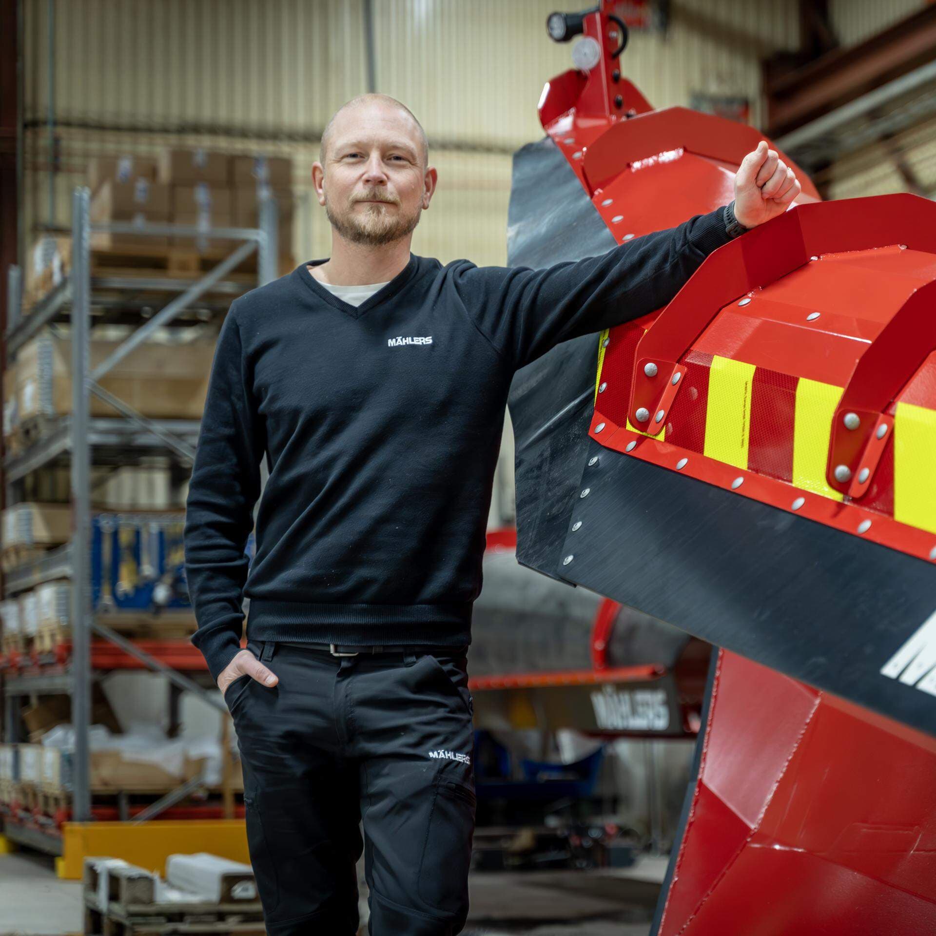 Pontus Jonasson står bredvid en snöplog.