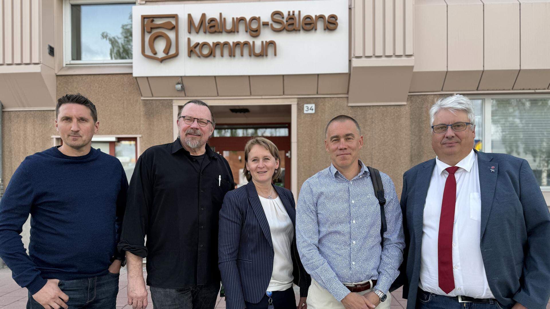 Mikael Östlung (M), kommunalråd, Tomas Johnsson, stadsarkitekt, Christina Holback
, kommunchef, Henrik Navjord, regionchef Svenskt Näringsliv Dalarna och Hans Unander (S), kommunstyrelsens ordförande står på rad utanför Malung-Sälens kommunhus.