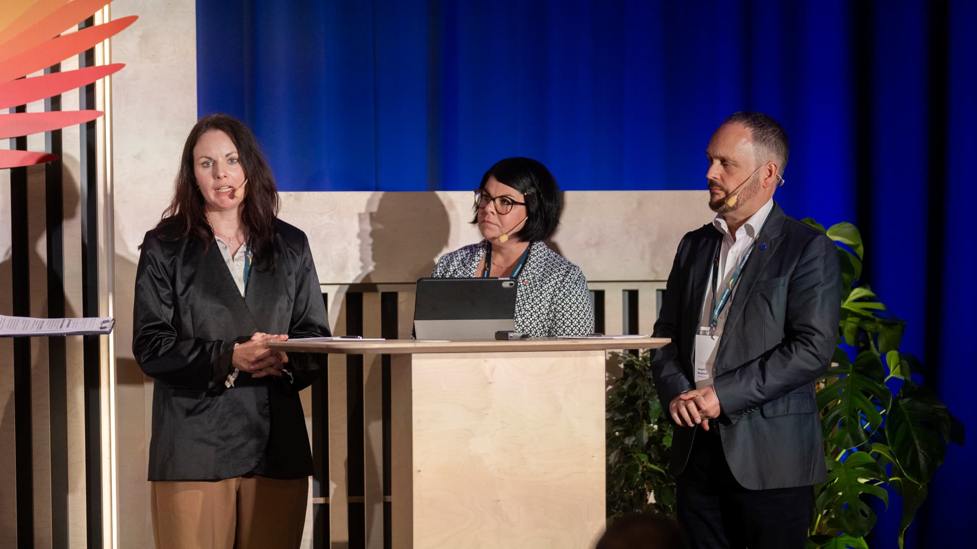 Riksdagsledamöterna Isabell Mixter (V), Malin Larsson (S) och Jörgen Berglund (M).