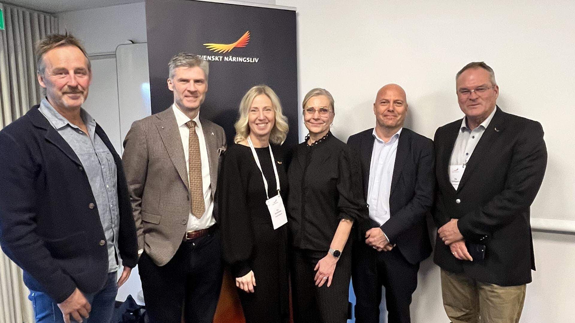 Thomas Lindberg, biträdande beredskapsdirektör på Länsstyrelsen i Jämtlands län, Pierre Gudmundson, SRI, Eva Nordlander, regionchef Svenskt Näringsliv Västernorrland, Lena Nitz, ansvarig för brott- och otrygghetspolicy på Svenskt Näringsliv, Johan Sjöberg, Säkerhets- och försvarspolitisk rådgivare på Svenskt Näringsliv och Ola Toftegaard, regionchef Svenskt Näringsliv Jämtland står på rad.