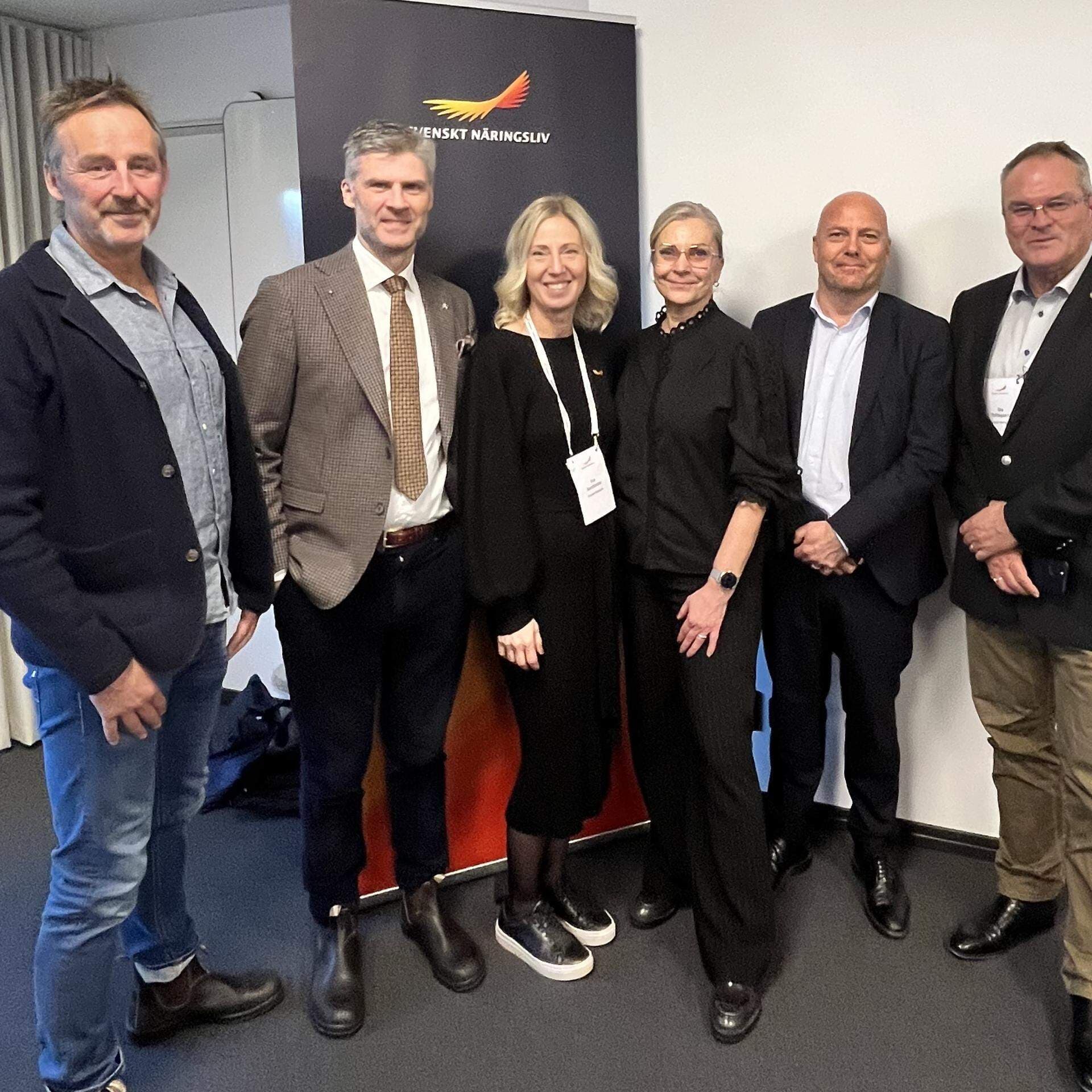 Thomas Lindberg, biträdande beredskapsdirektör på Länsstyrelsen i Jämtlands län, Pierre Gudmundson, SRI, Eva Nordlander, regionchef Svenskt Näringsliv Västernorrland, Lena Nitz, ansvarig för brott- och otrygghetspolicy på Svenskt Näringsliv, Johan Sjöberg, Säkerhets- och försvarspolitisk rådgivare på Svenskt Näringsliv och Ola Toftegaard, regionchef Svenskt Näringsliv Jämtland står på rad.