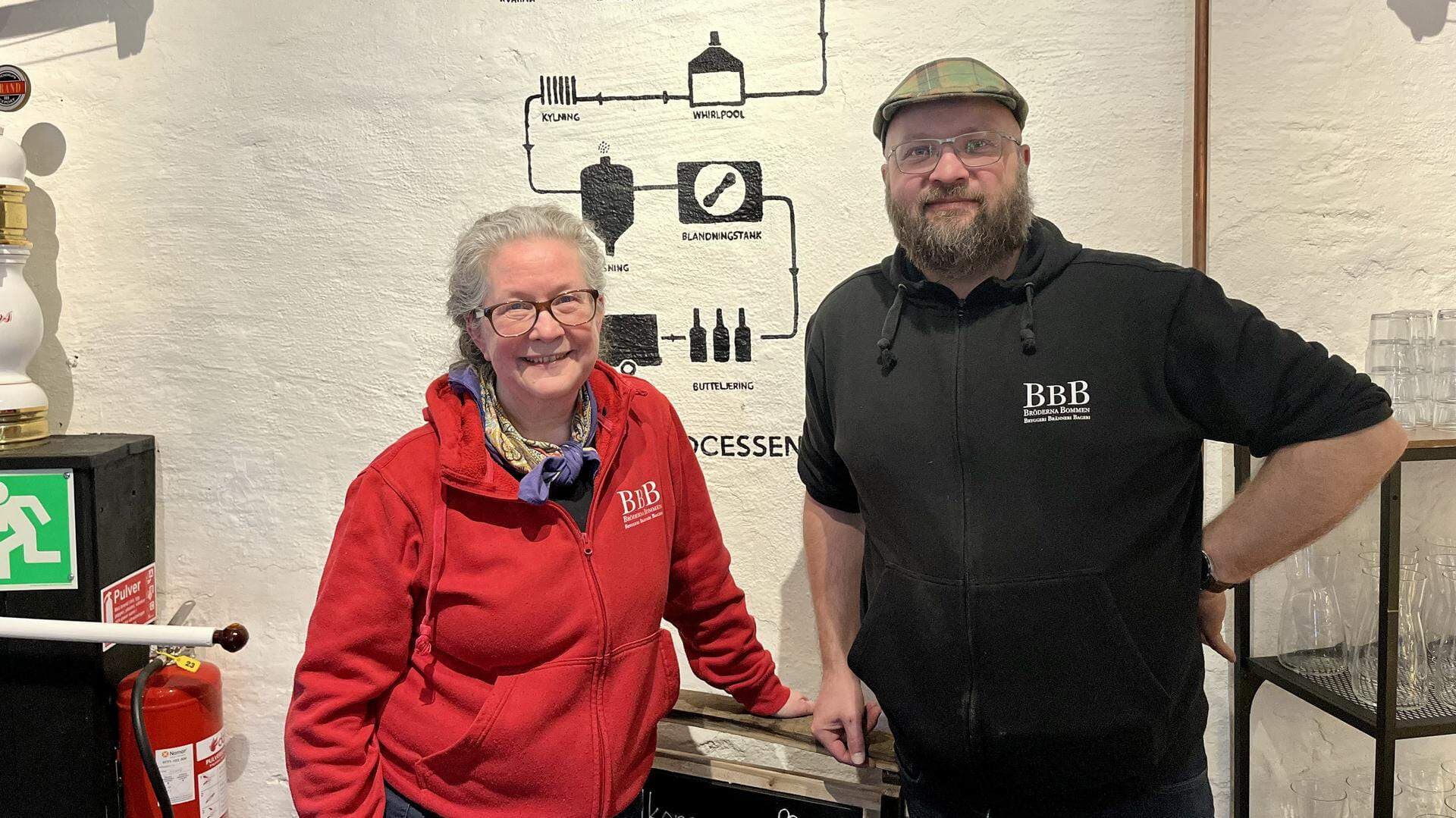 Katarina Östberg och Jonas Östberg på Bröderna Bommen AB. Katarina har en röd tröja och Jonas en svart.